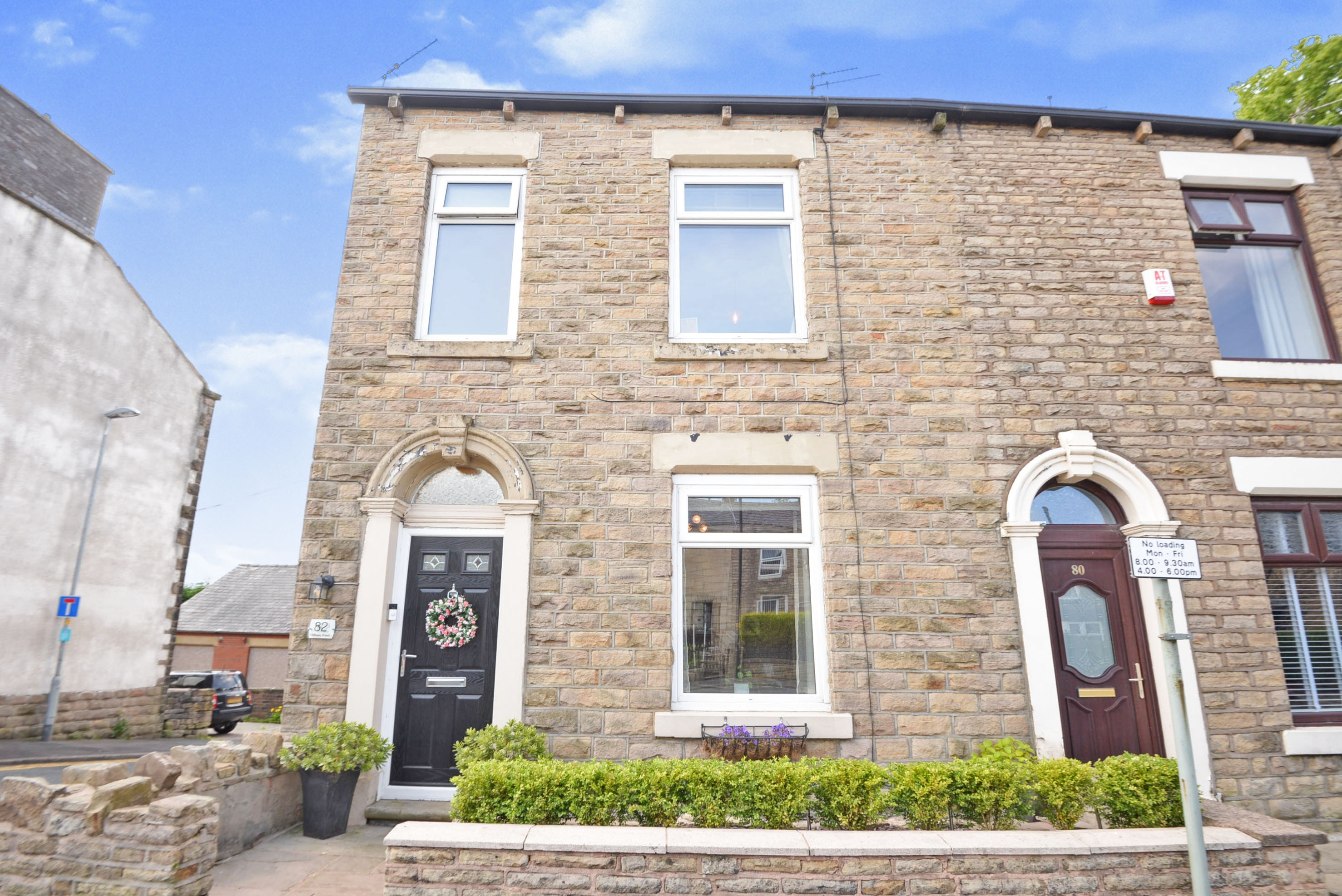 4 bedroom terraced house for sale in Oldham Road, Springhead, OL4 5SR