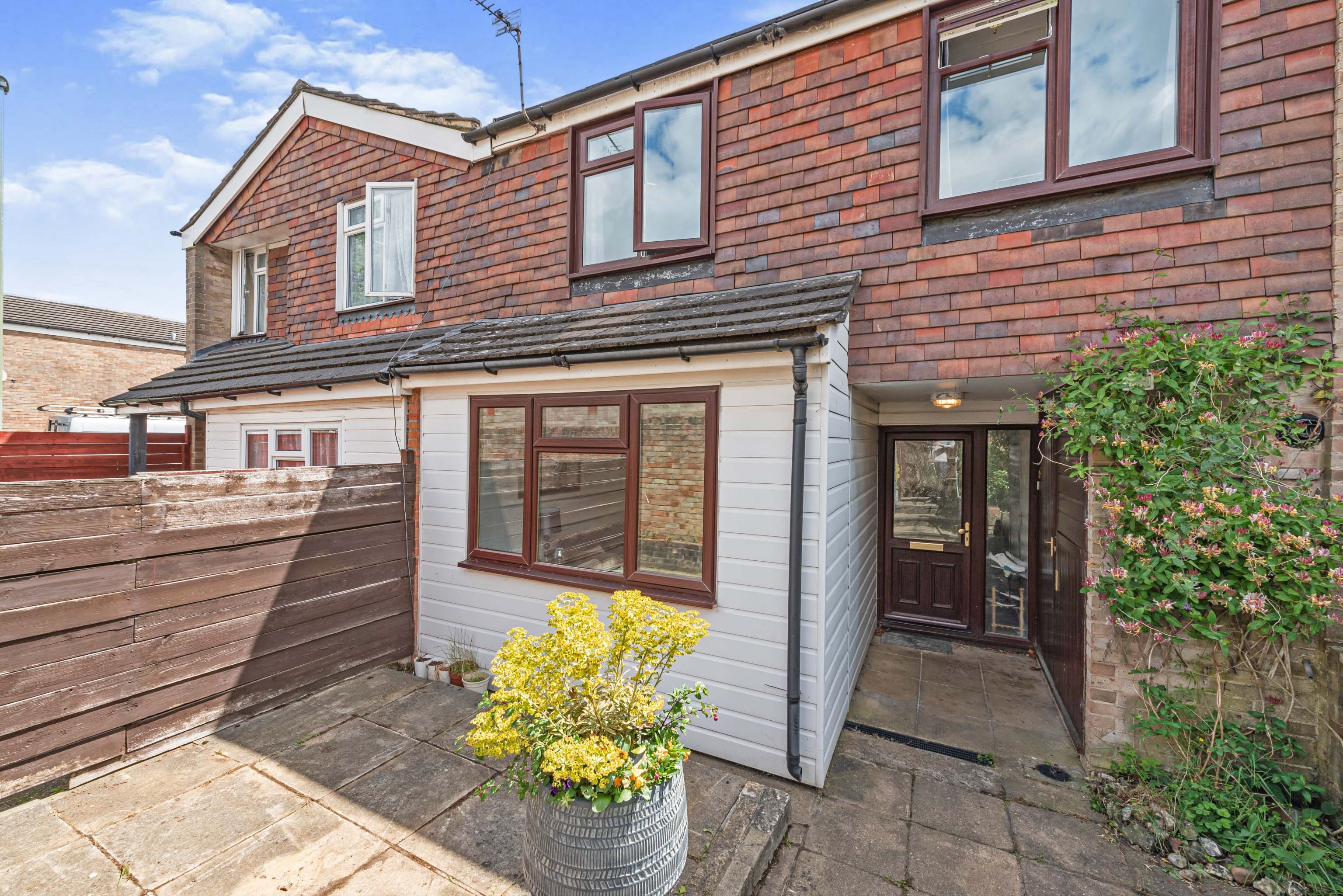 3 bedroom terraced house for sale in Silvester Close, Basingstoke, RG21 4HU