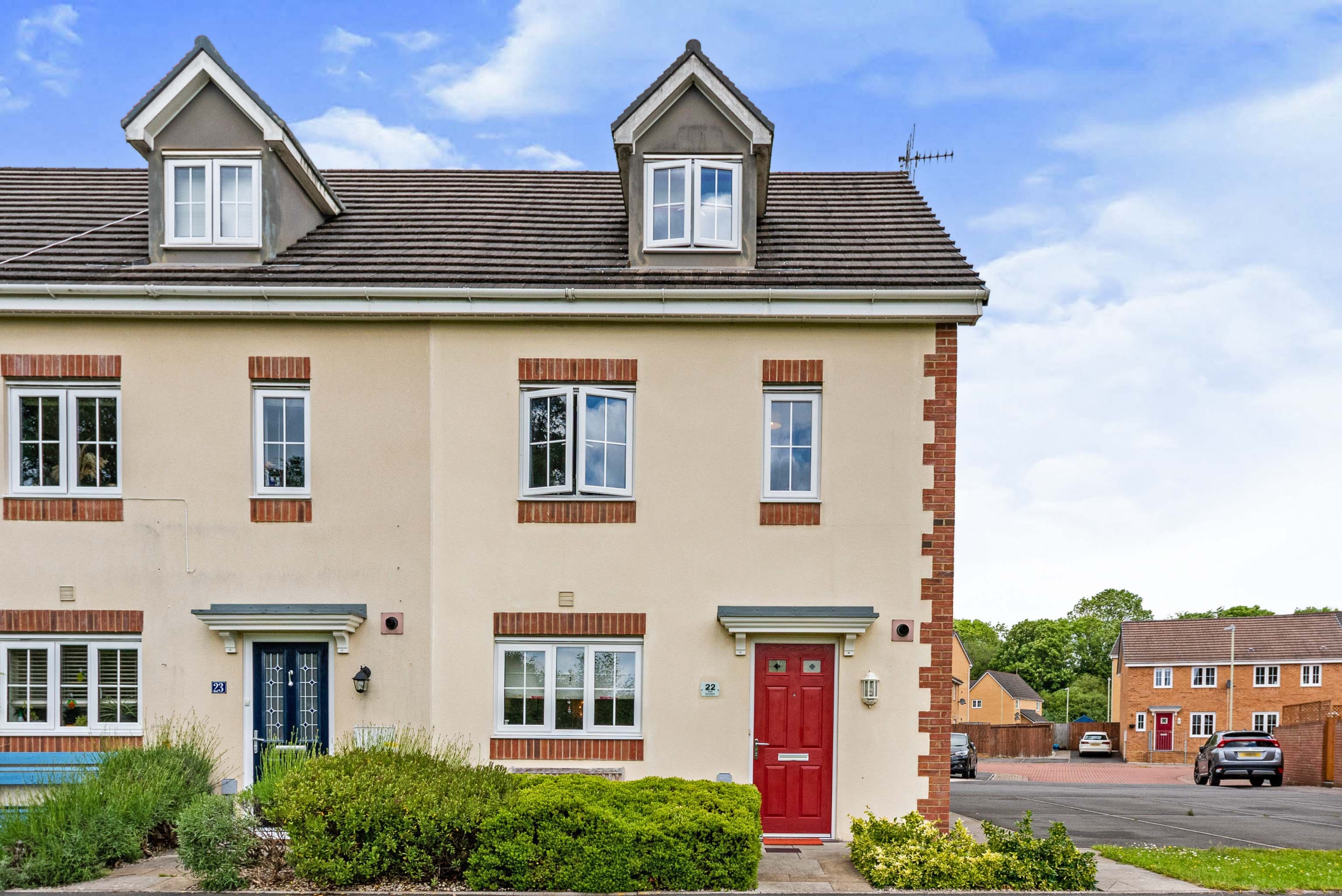 4 bedroom end of terrace house for sale in Heol Bryncethin, Bridgend