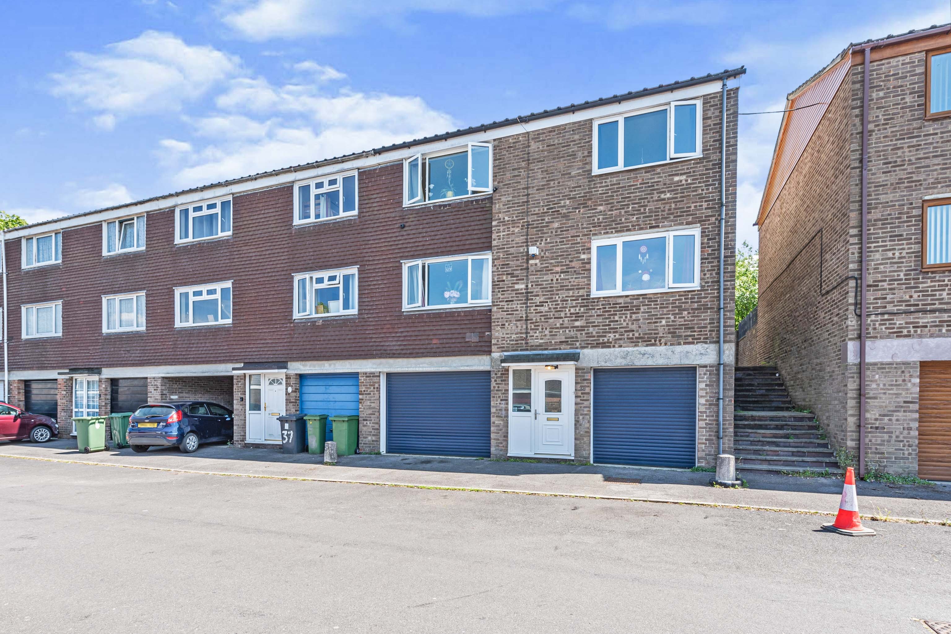 4 bedroom end of terrace house for sale in Edgehill Close, Basingstoke