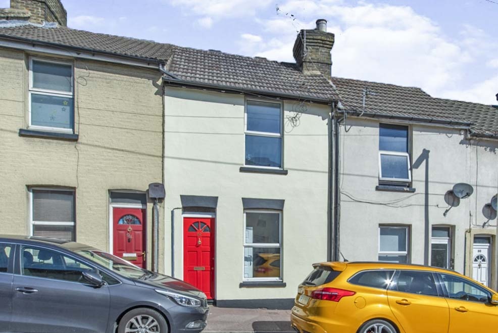 2 bedroom terraced house for sale in Castle Road, Chatham, ME4 5HX