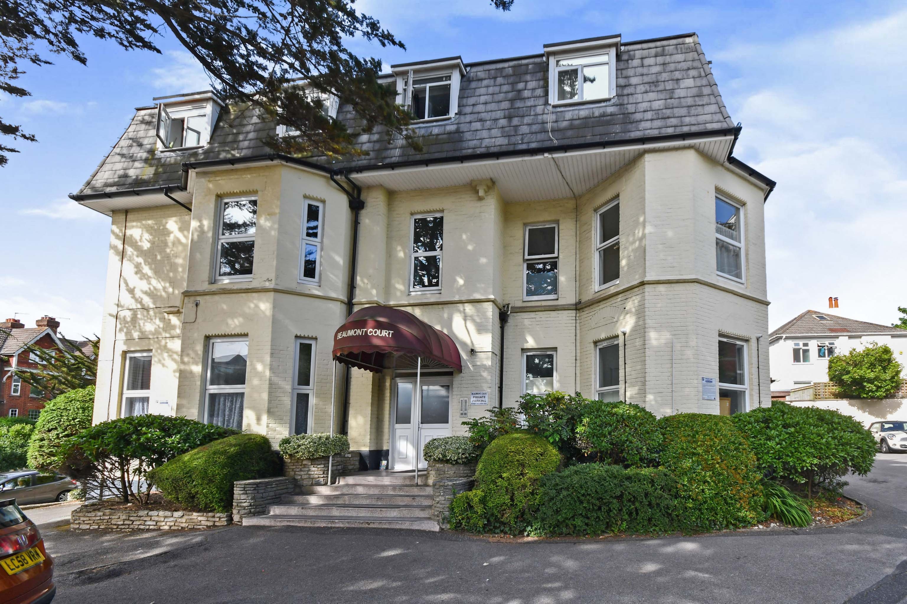 1 bedroom ground floor for sale in 2 Spa Road