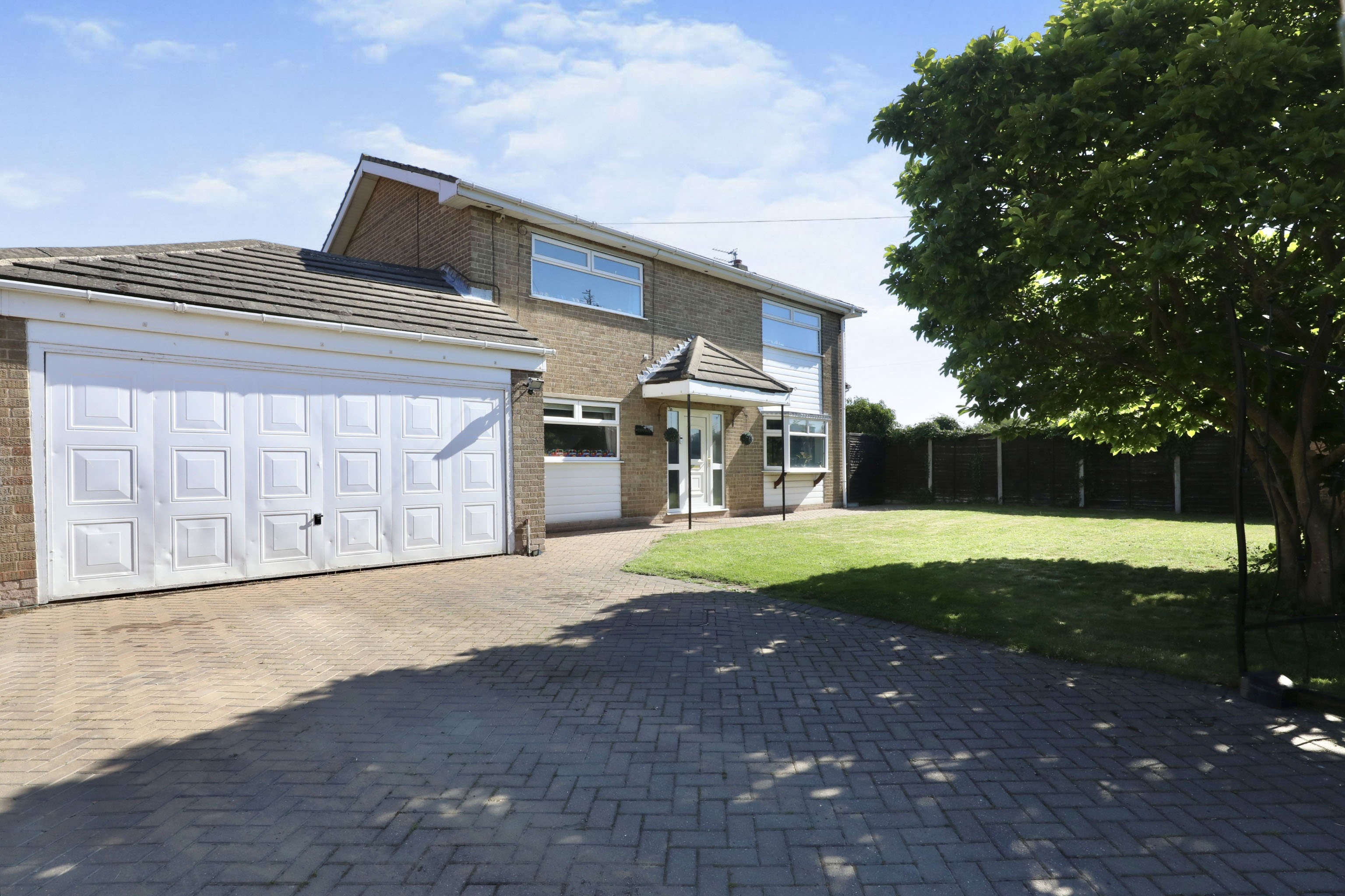 4 bedroom detached house for sale in Upperthorpe Road, Westwoodside