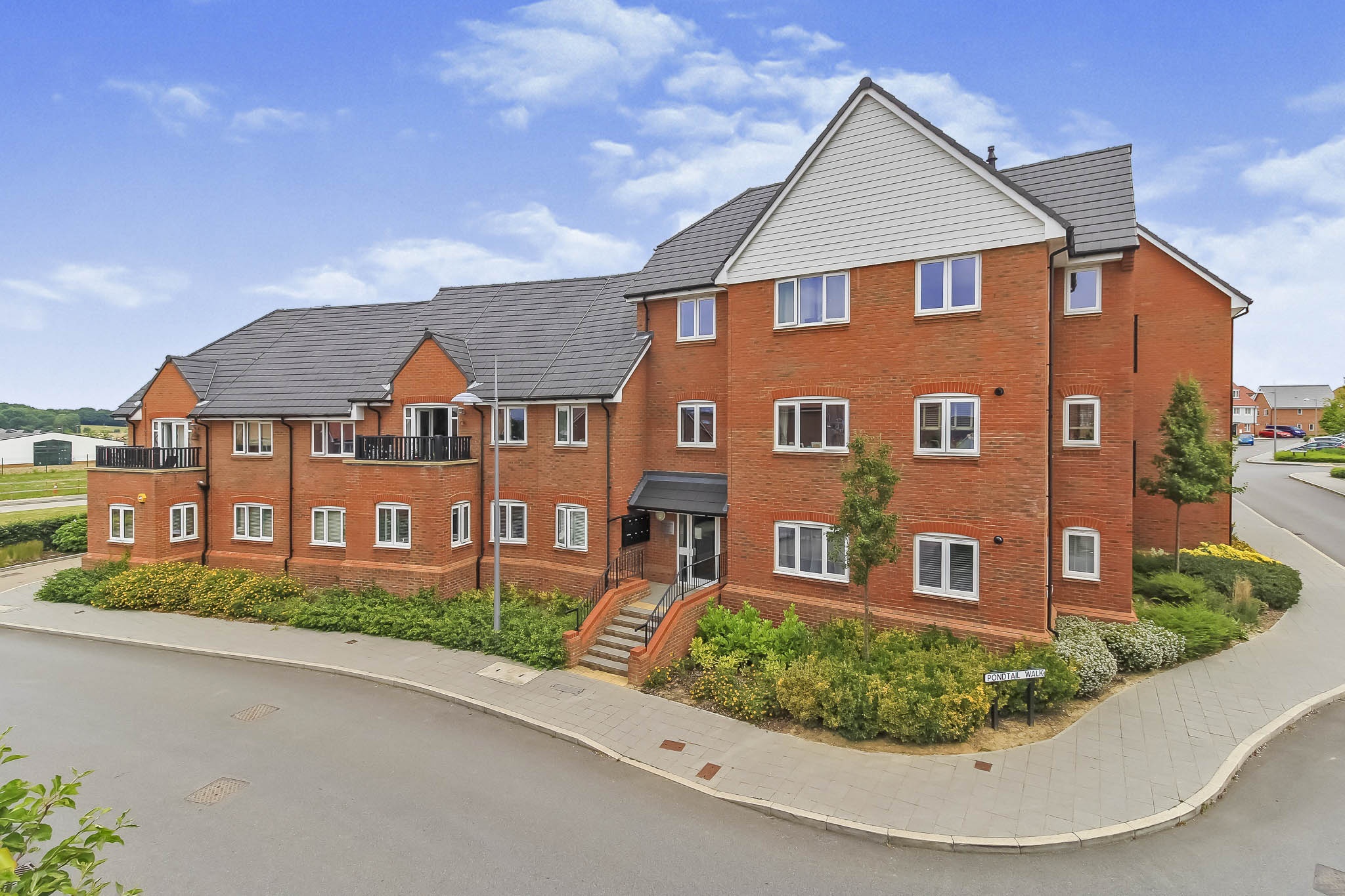 2 bedroom ground floor flat for sale in Pondtail Walk, Horsham, RH12 0AW
