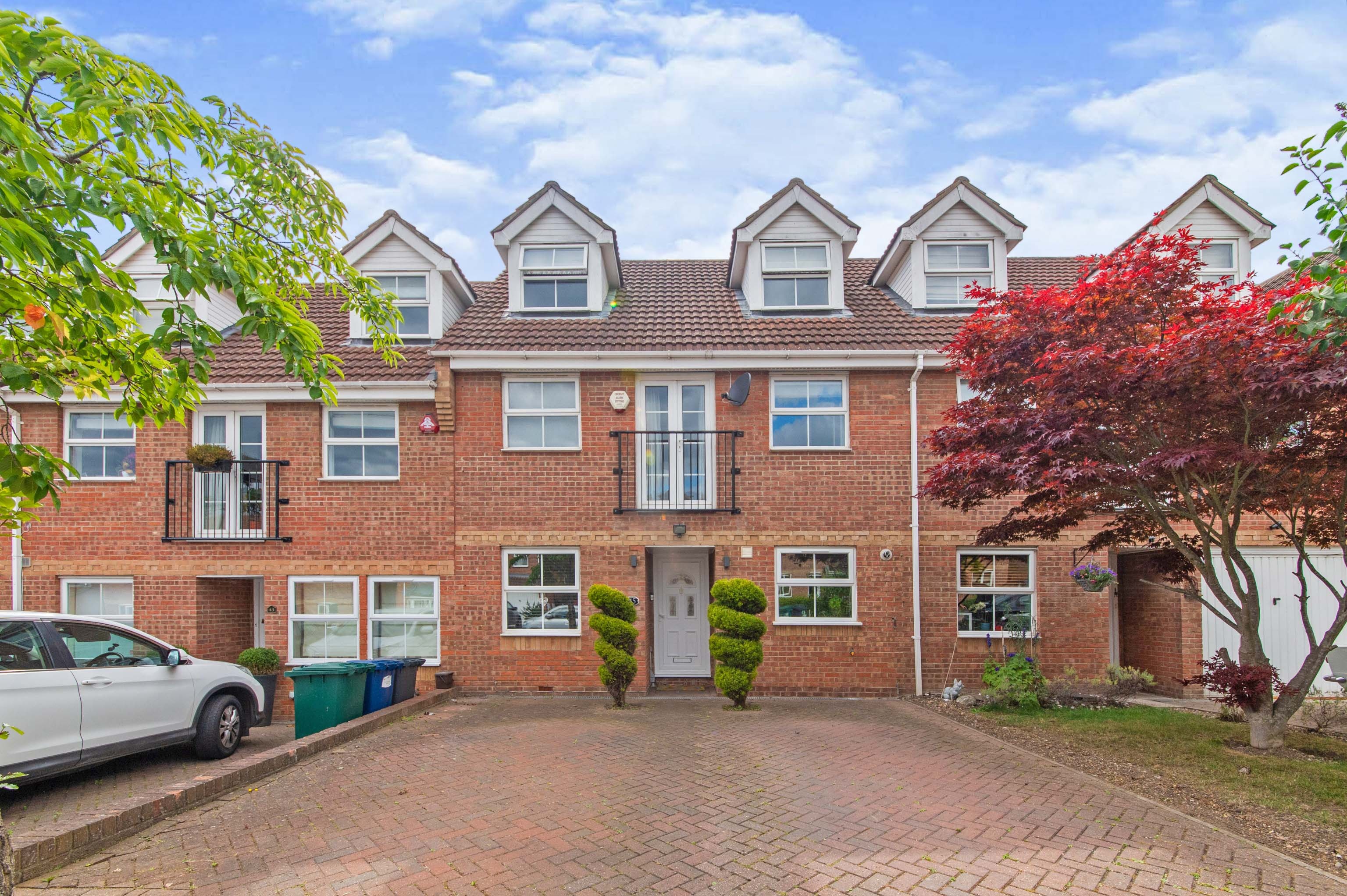 4 bedroom town house for sale in Darlands Drive, EN5 2DE