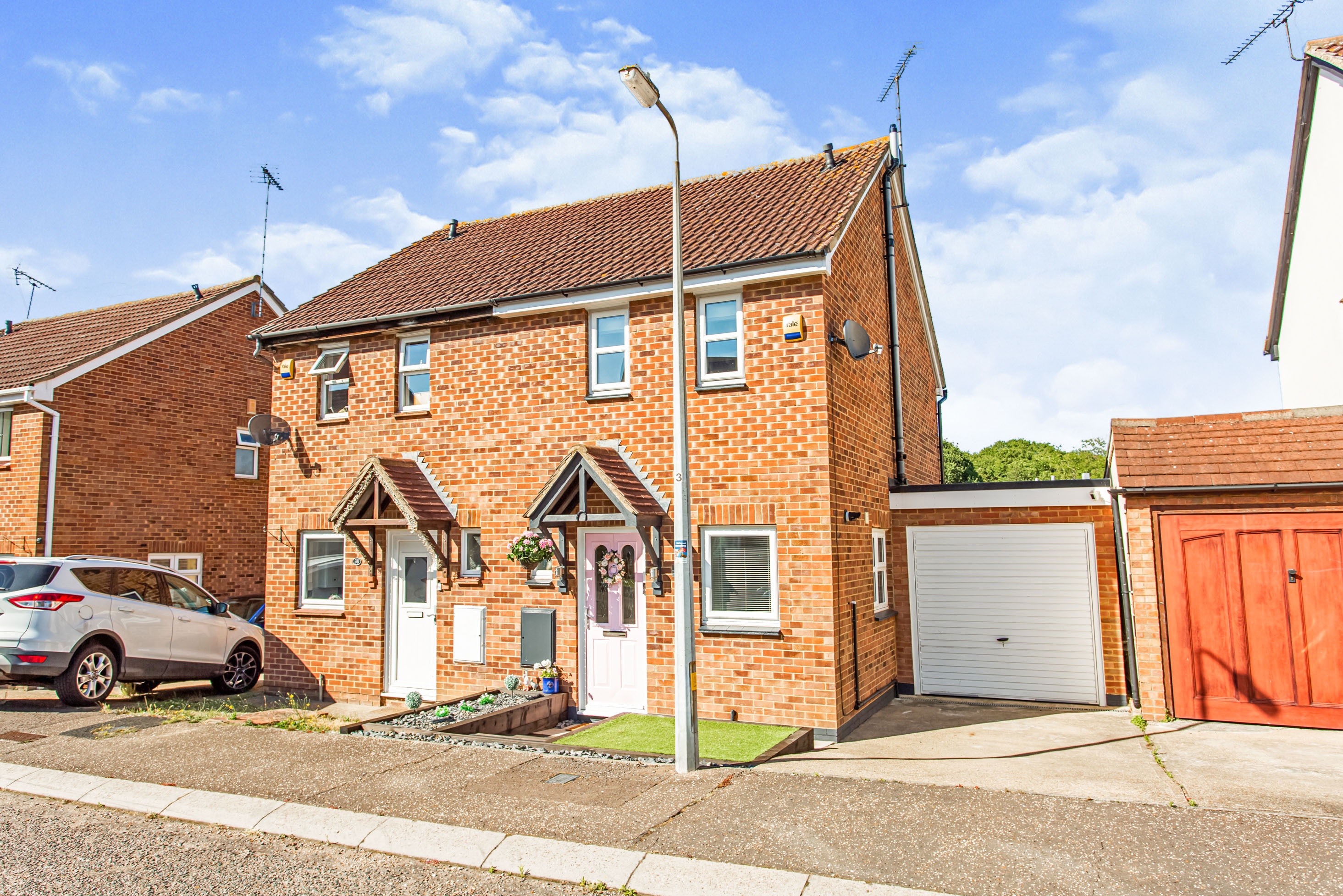 2 bedroom semidetached house for sale in Romsey Close, Hockley, SS5 4XJ