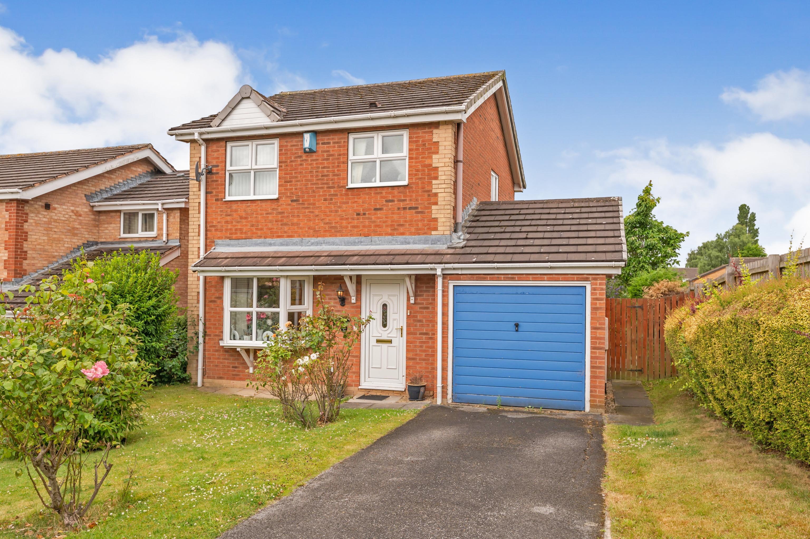 3 bedroom detached house for sale in Shirley Avenue, Cleckheaton, BD19 4NA