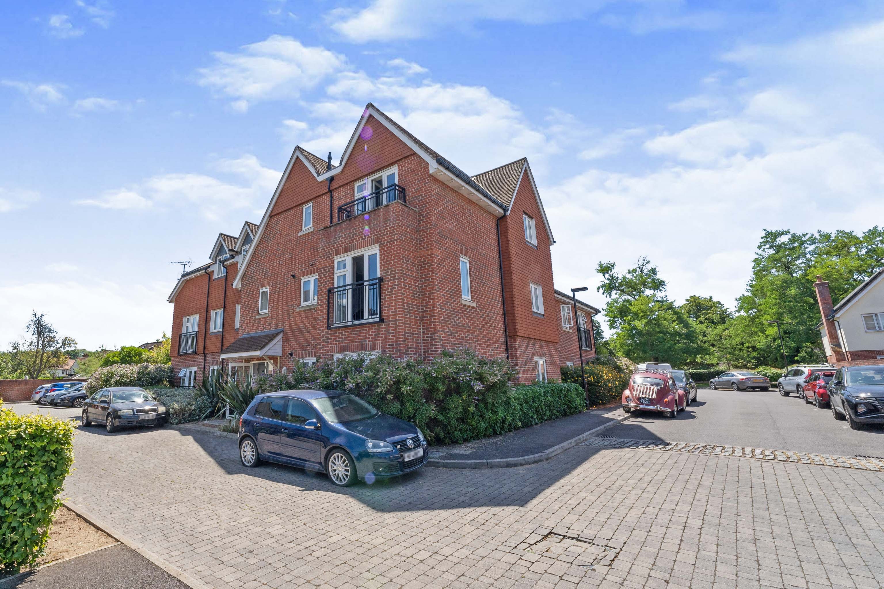 2 bedroom apartment for sale in Raynham Close, Guildford, GU4 7TS