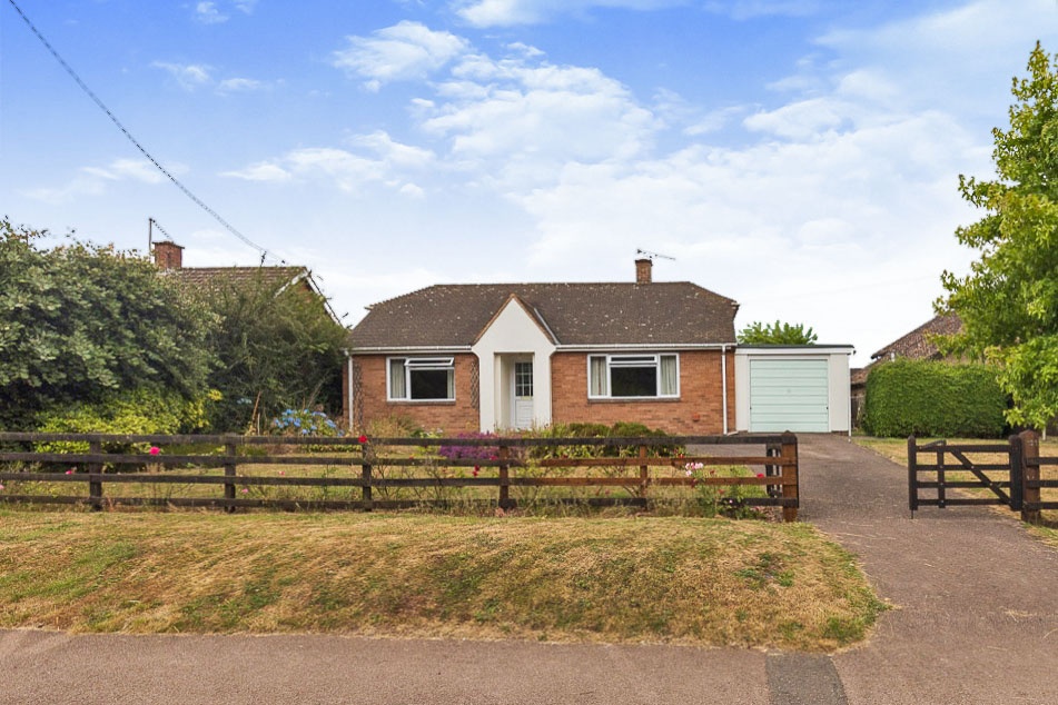 3 bedroom detached bungalow for sale in Primrose Hill, Lydney, GL15 5SW