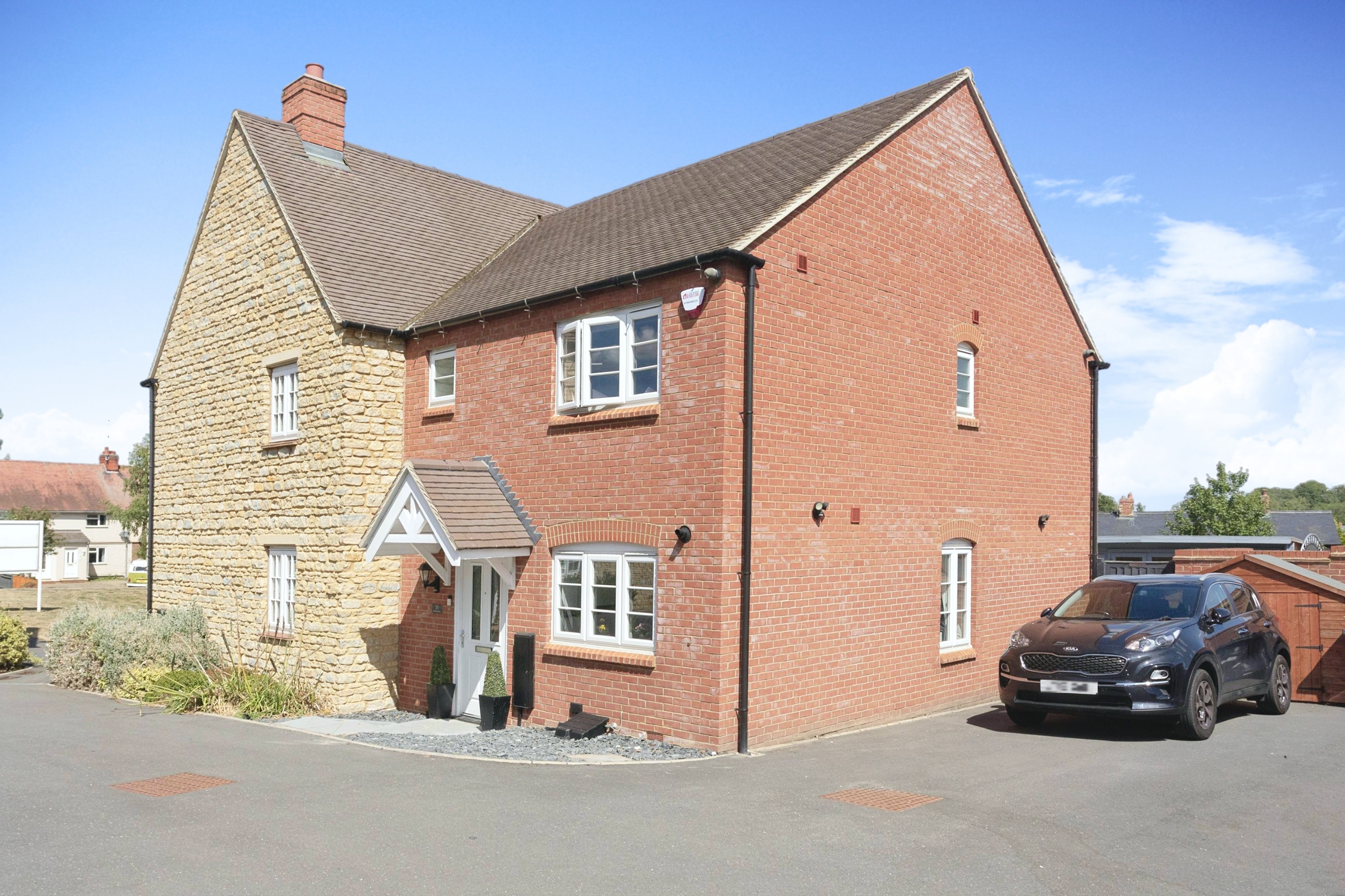 3 bedroom semidetached house for sale in Roberts Road, Silverstone