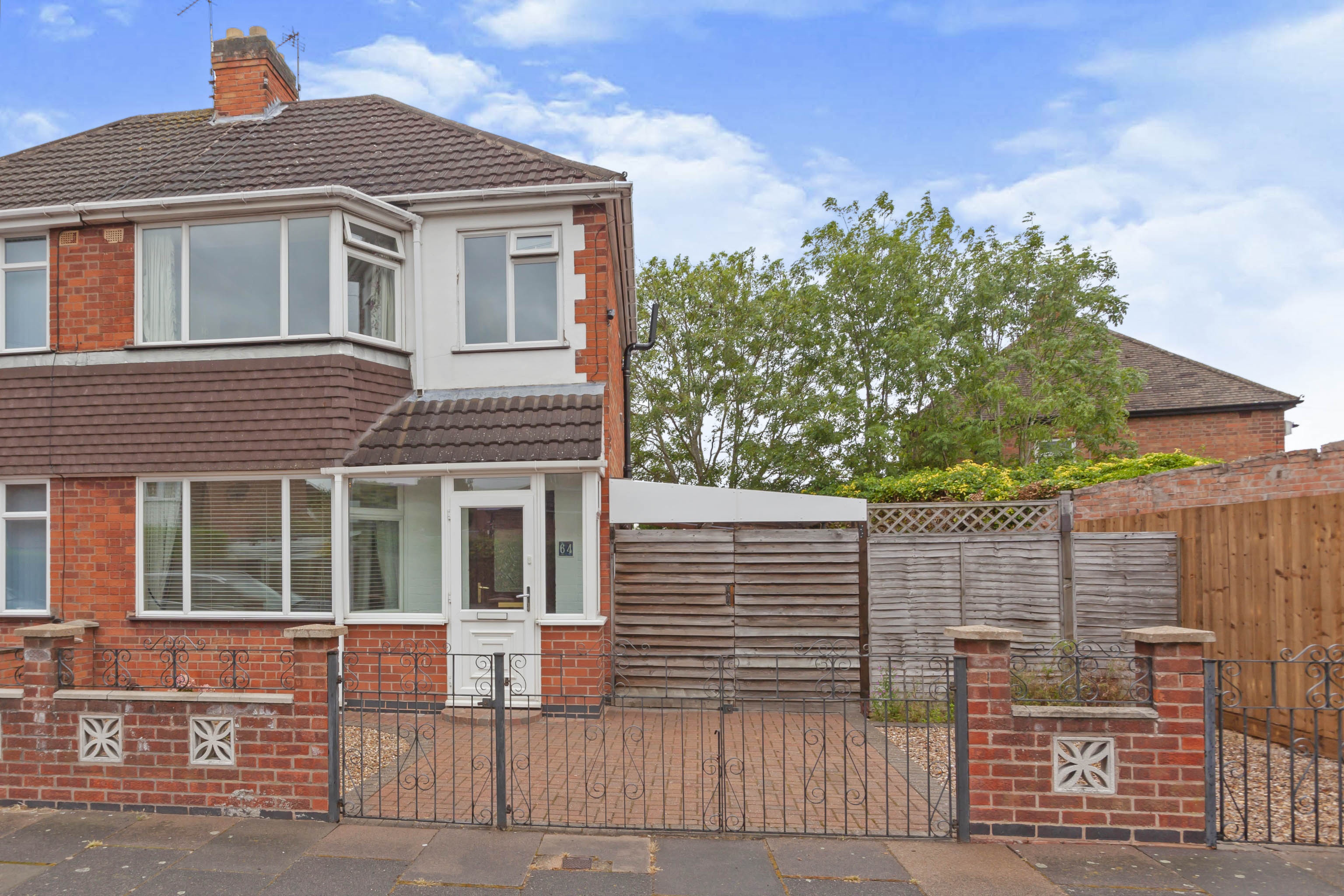 3 bedroom semidetached house for sale in Cranfield Road, Aylestone