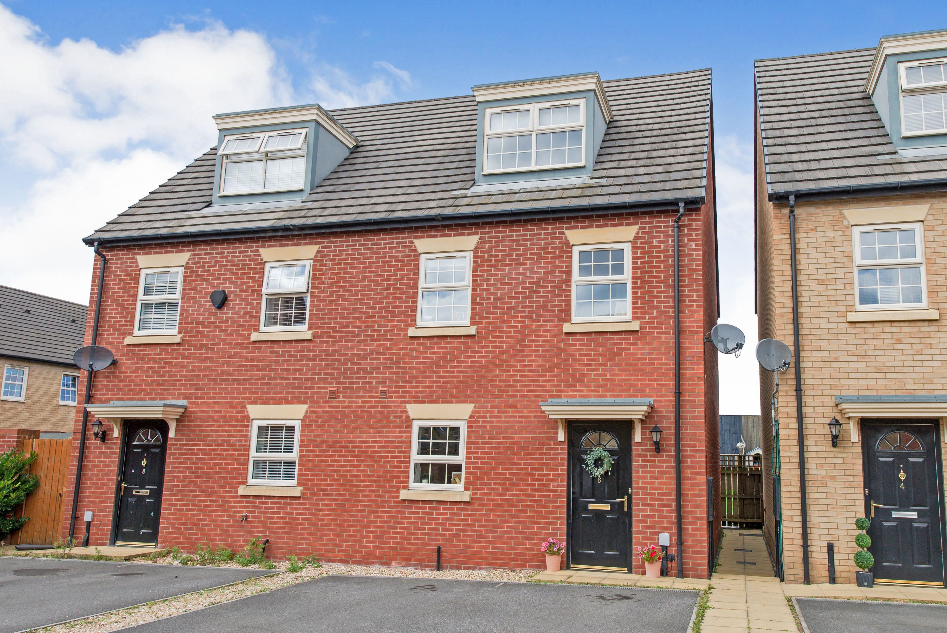 3 bedroom town house for sale in Hazelmount Way, Castleford, WF10 5FF