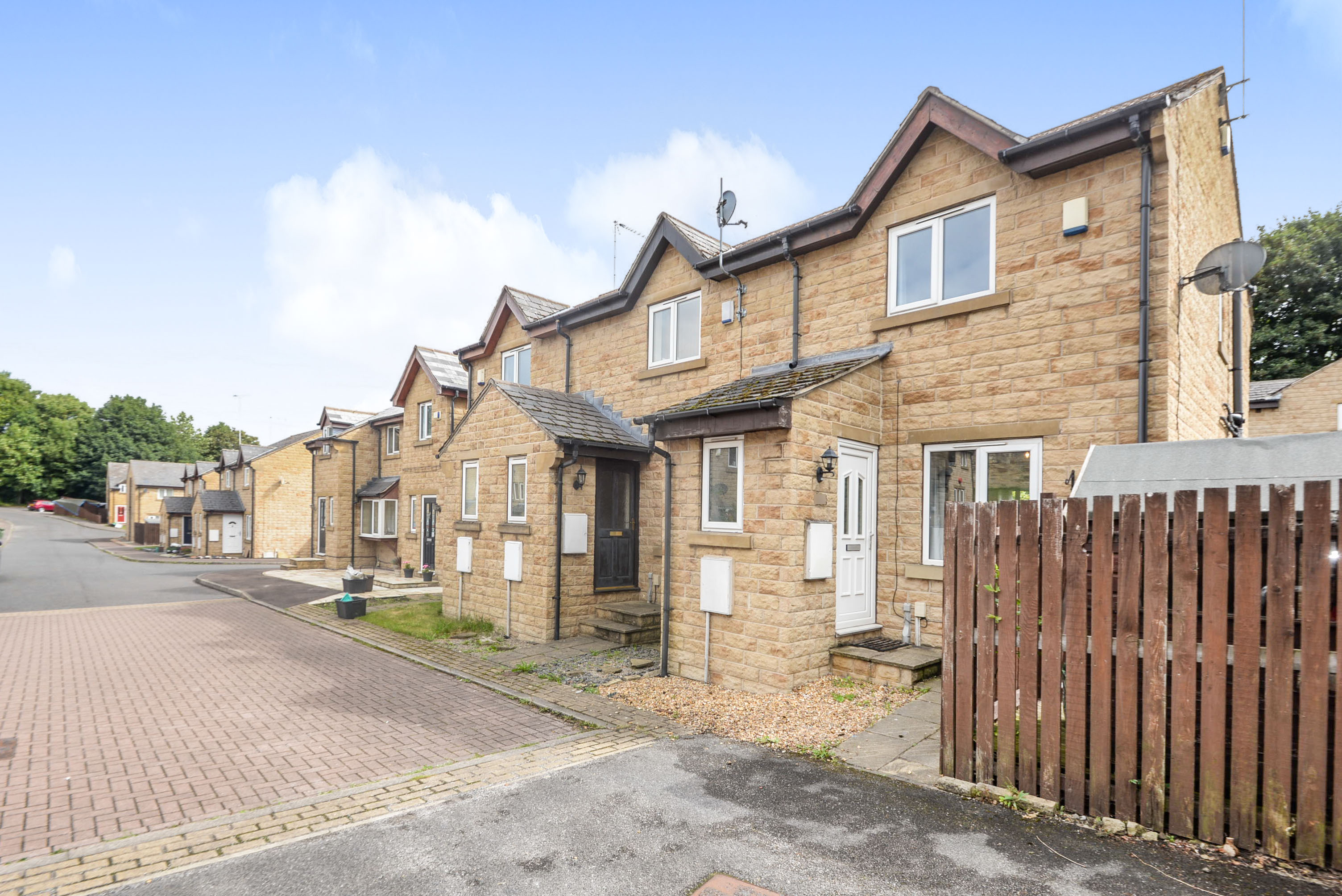 2 bedroom end of terrace house for sale in Bramston Gardens, Brighouse, HD6 3AG