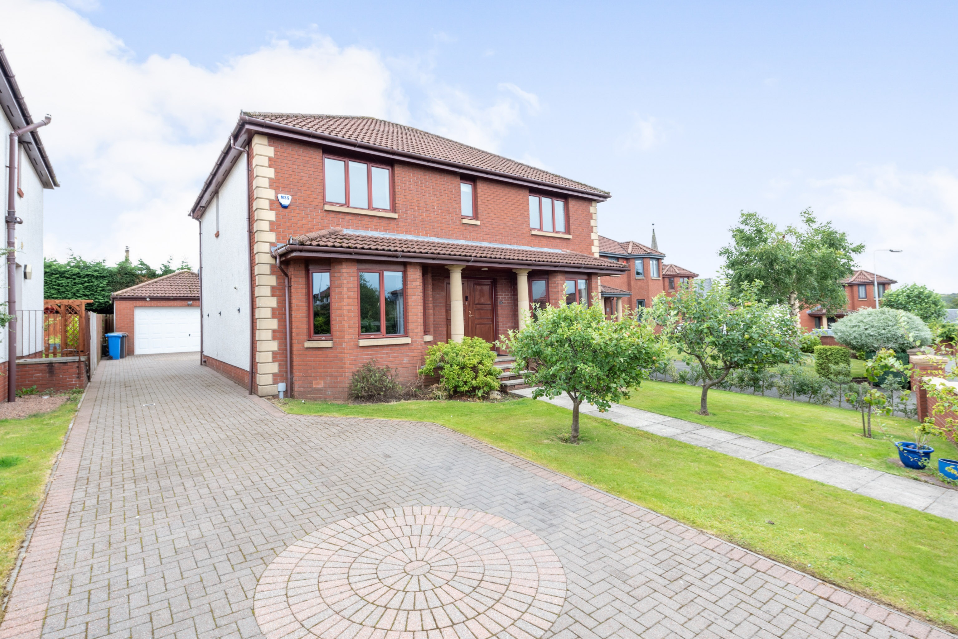 4 bedroom detached house for sale in Queen's Haugh, Carnock, KY12 9GQ