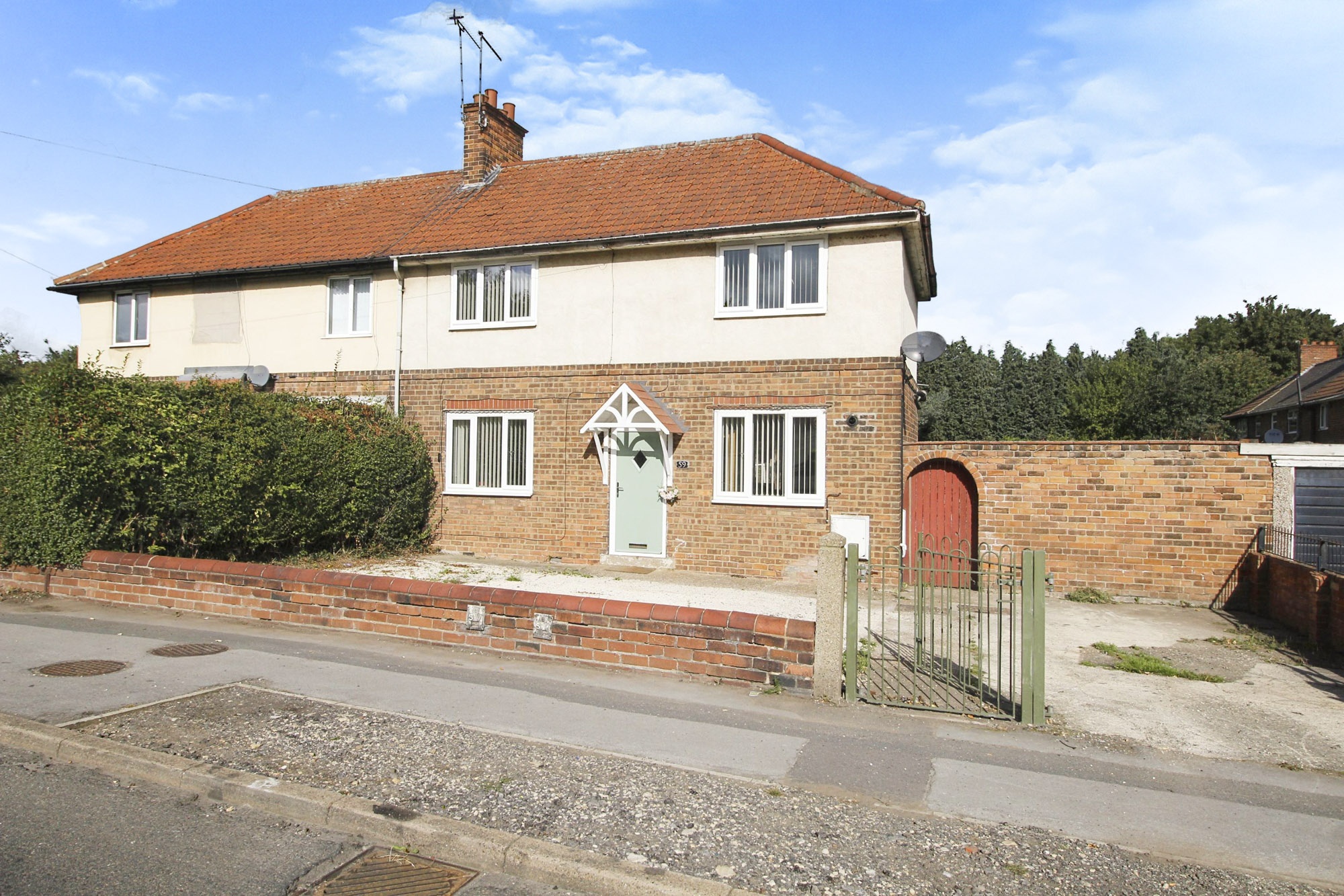 3 bedroom semidetached house for sale in Broomhouse Lane, Edlington