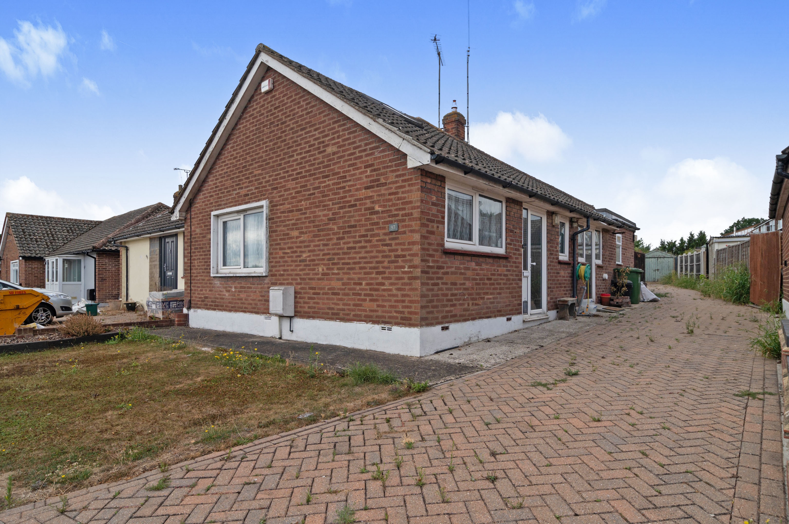 3 bedroom semidetached bungalow for sale in Oakhurst Drive, Wickford