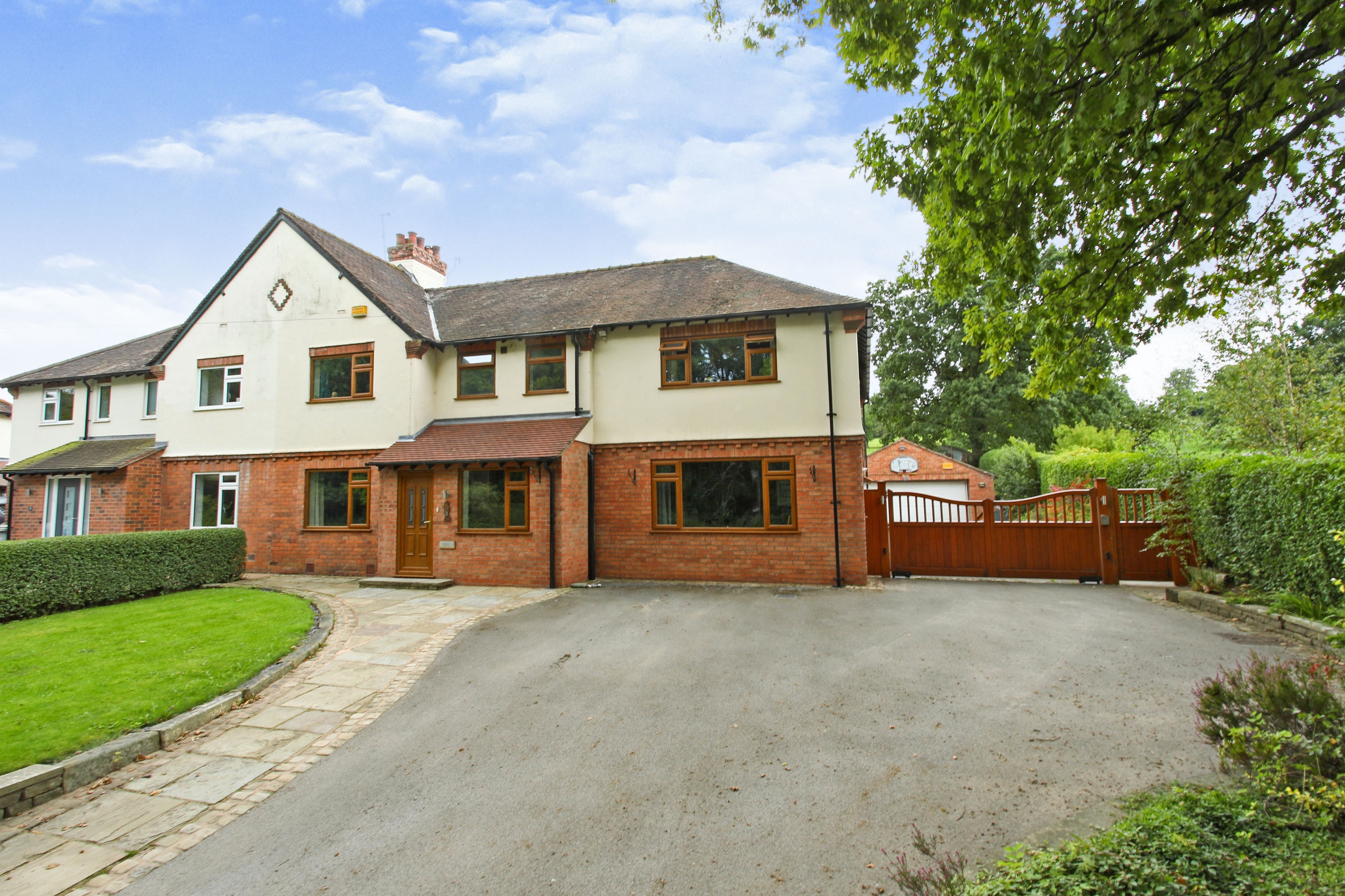 5 bedroom semidetached house for sale in Manor Terrace, Langley