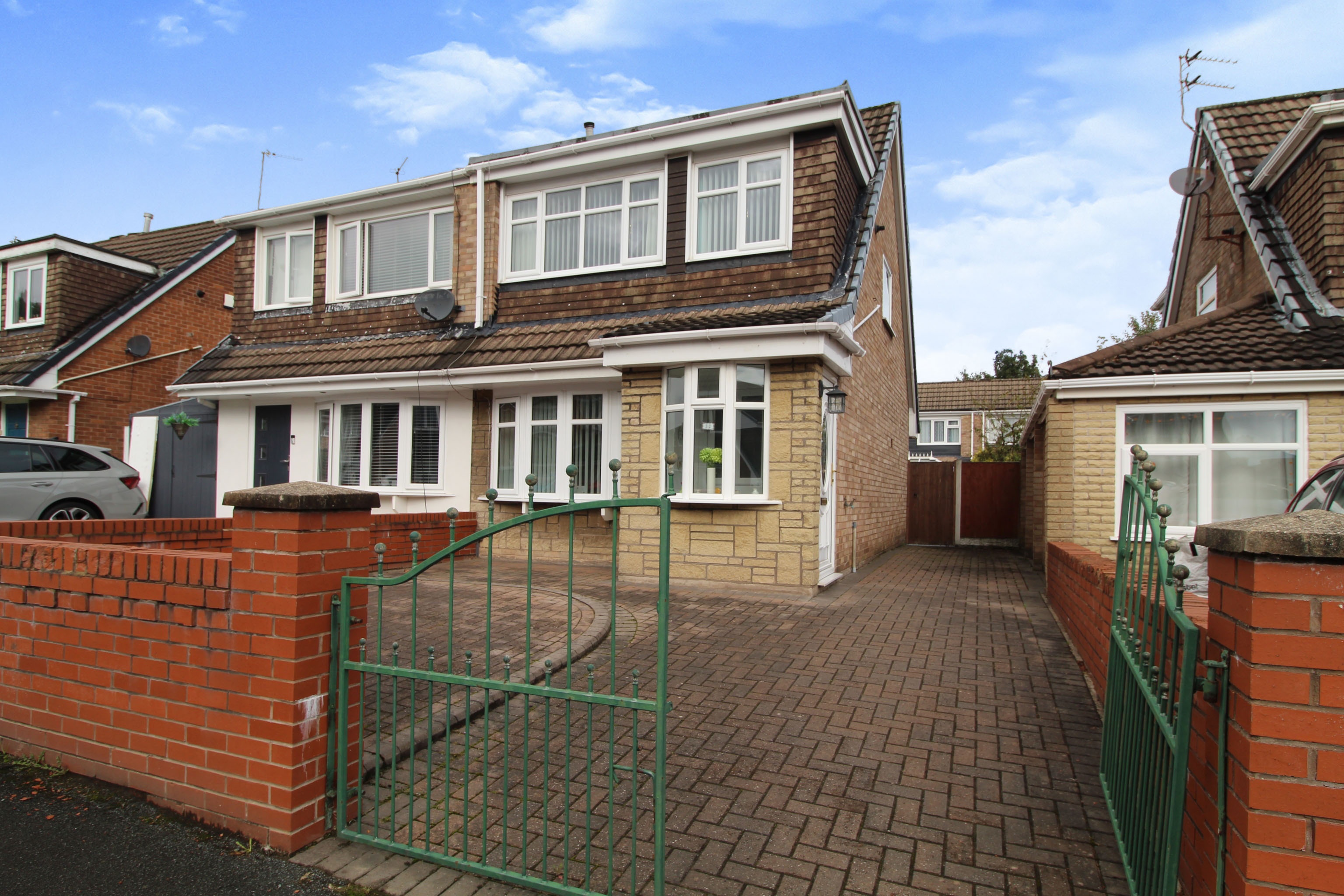 3 bedroom semidetached bungalow for sale in Grayston Avenue, St