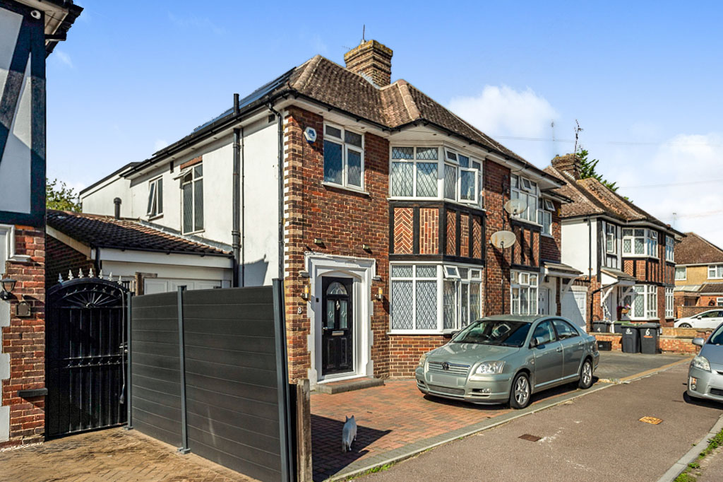 4 bedroom semidetached house for sale in Rosslyn Crescent, Luton, LU3 2AU