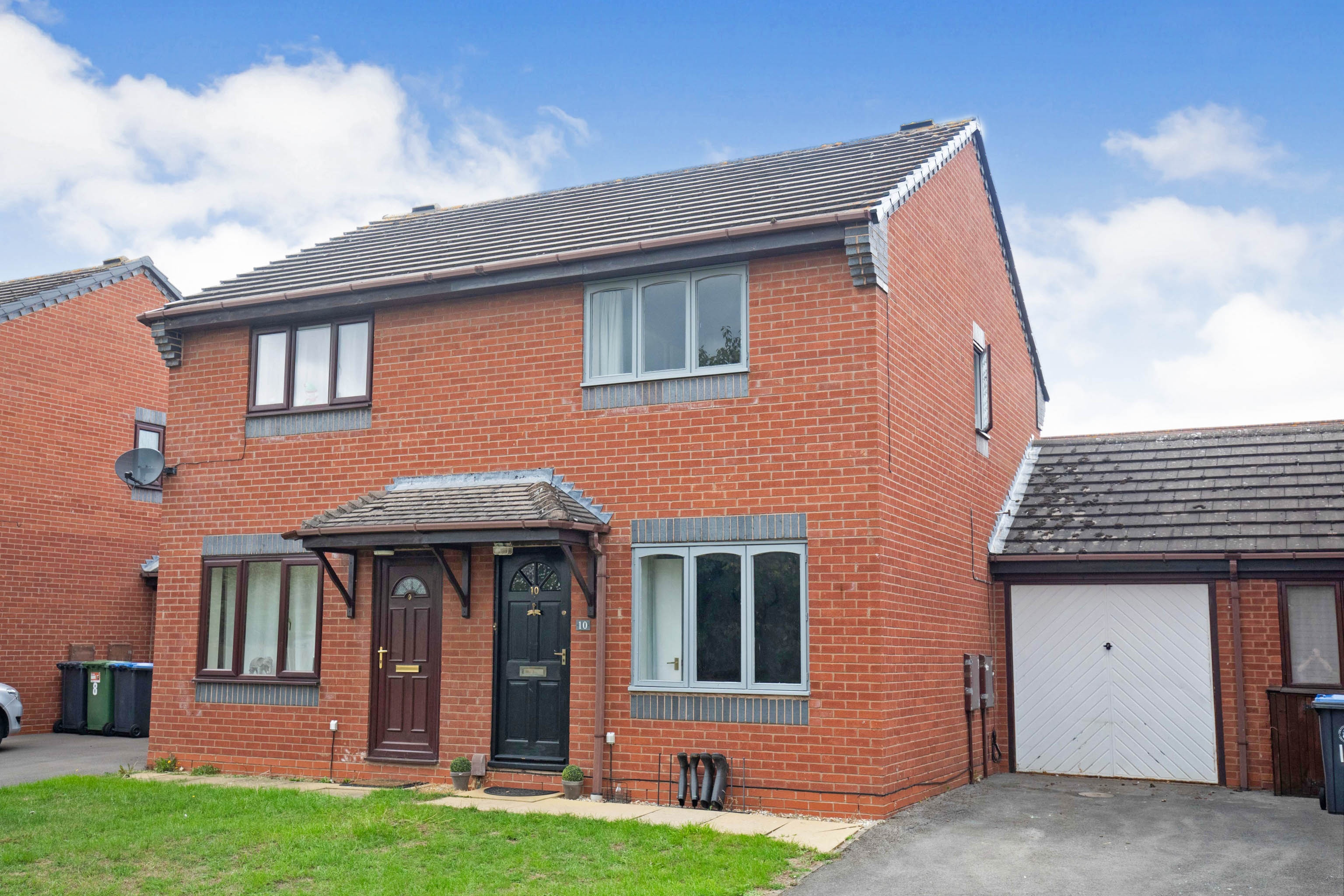2 bedroom semidetached house for sale in Haydock Close, Stratfordupon