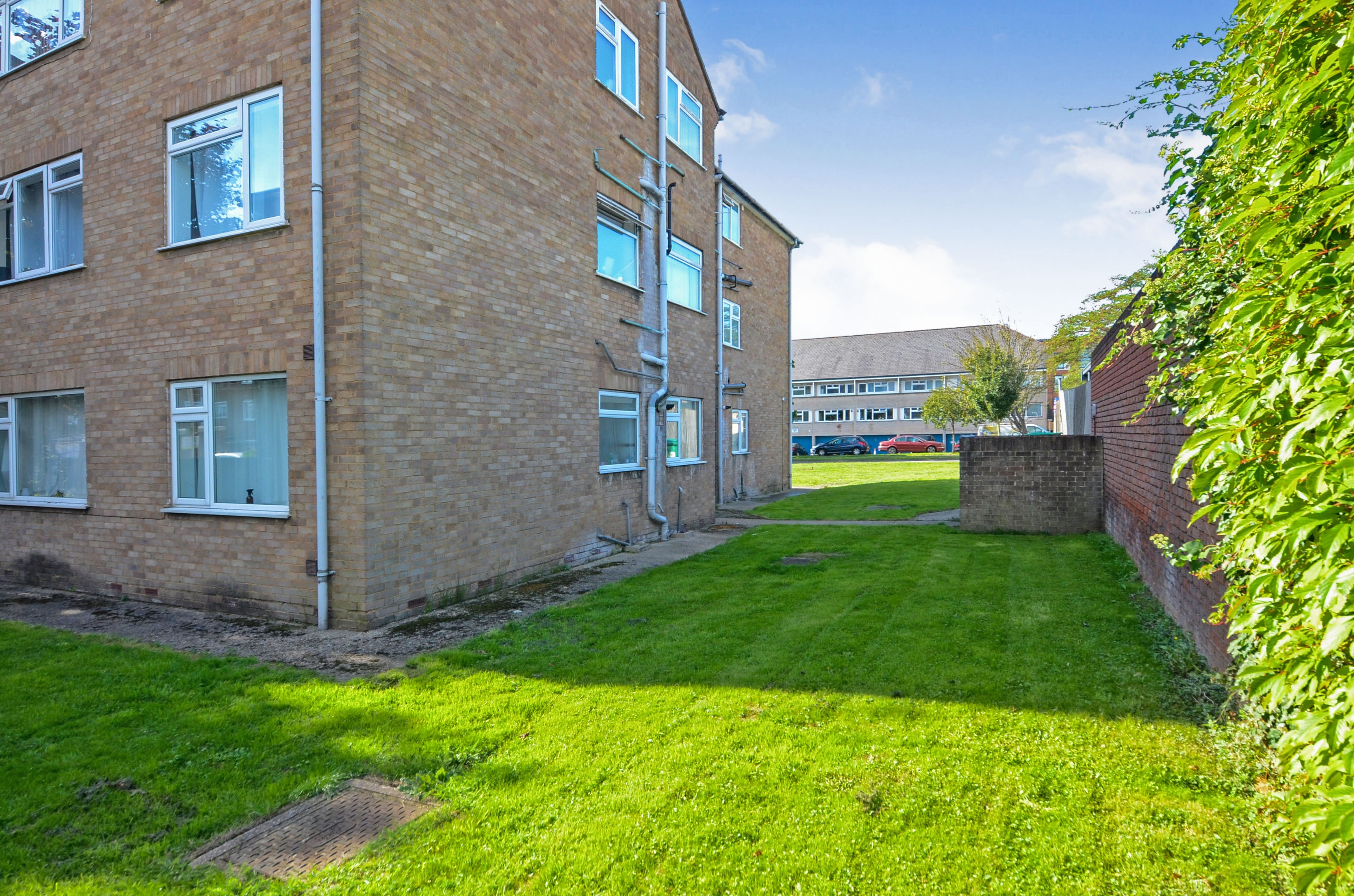 2 bedroom flat for sale in Victoria Road, Ruislip, HA4 0EQ