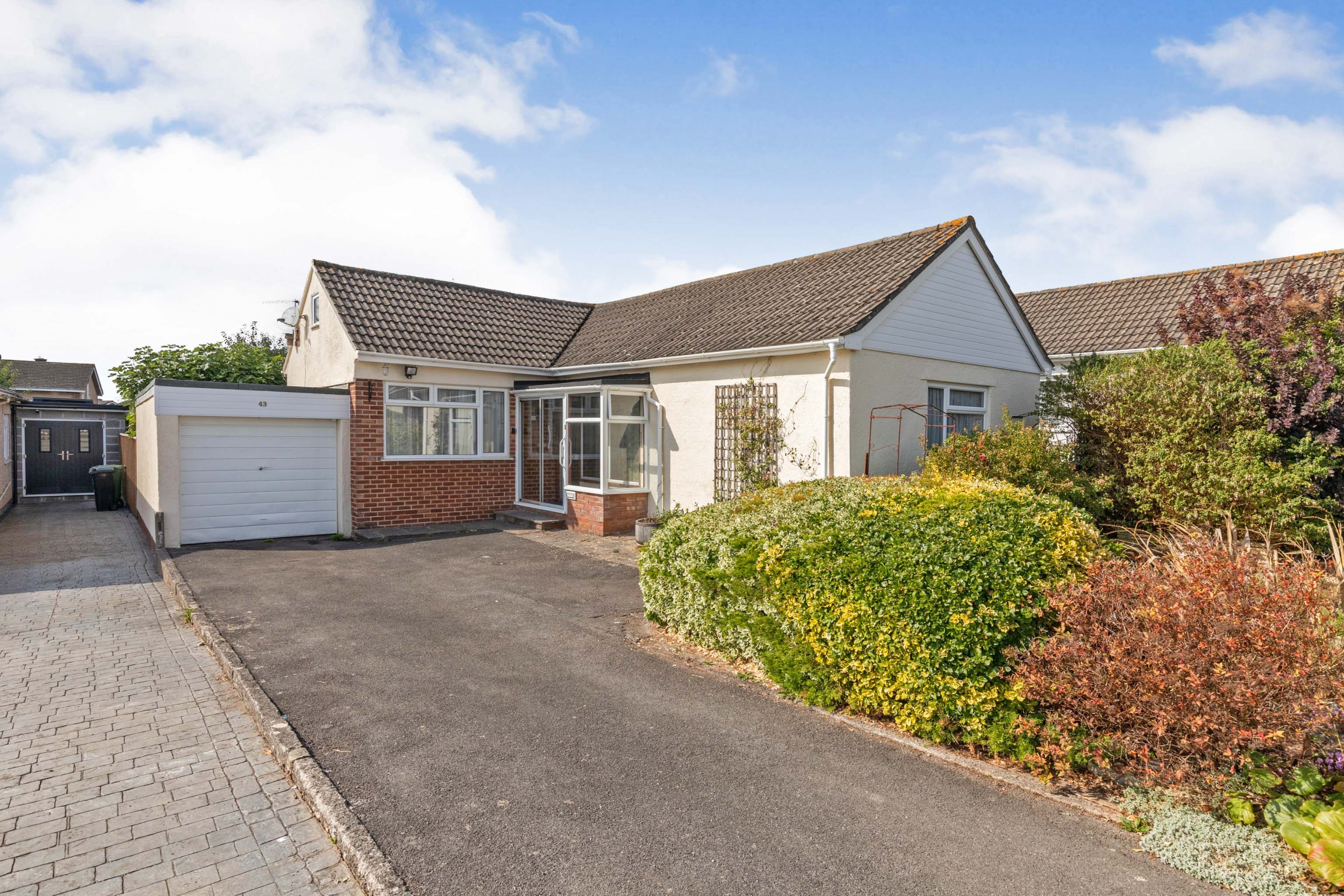 2 bedroom detached bungalow for sale in Parkers Avenue, Wick, BS30 5QX