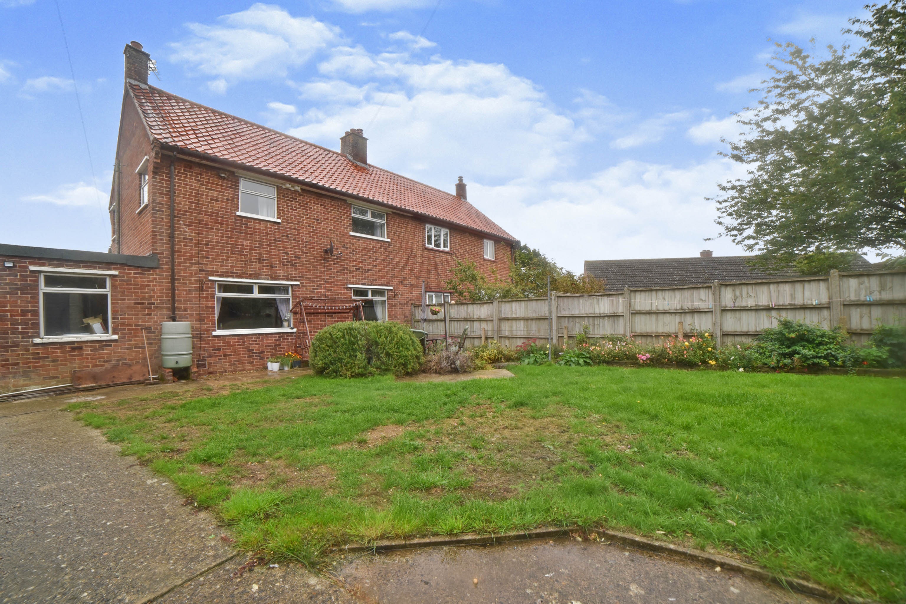 3 bedroom semidetached house for sale in School Close, Norwich, NR16 2EL
