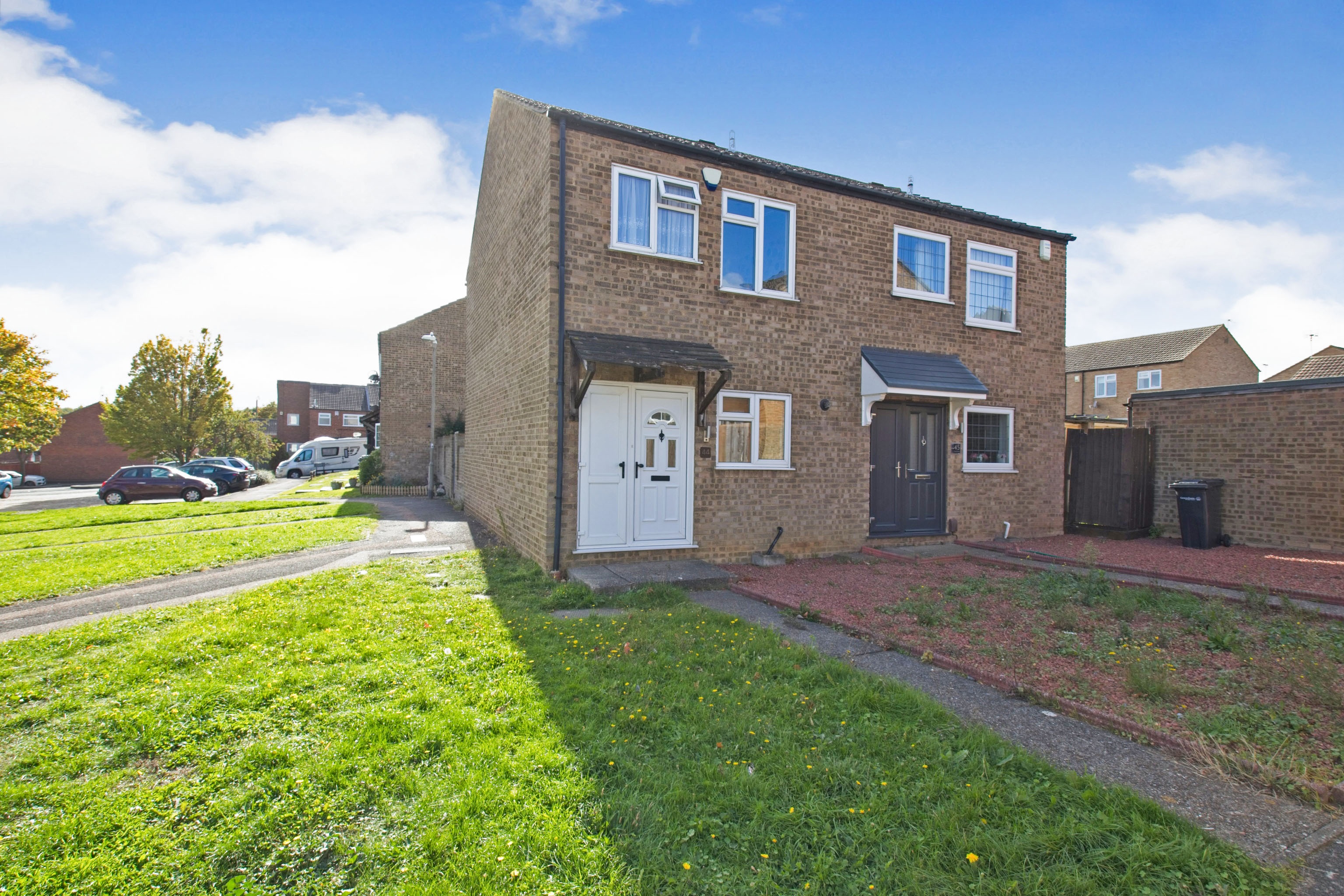 3 bedroom semidetached house for sale in Apsledene, Gravesend, DA12 5EE