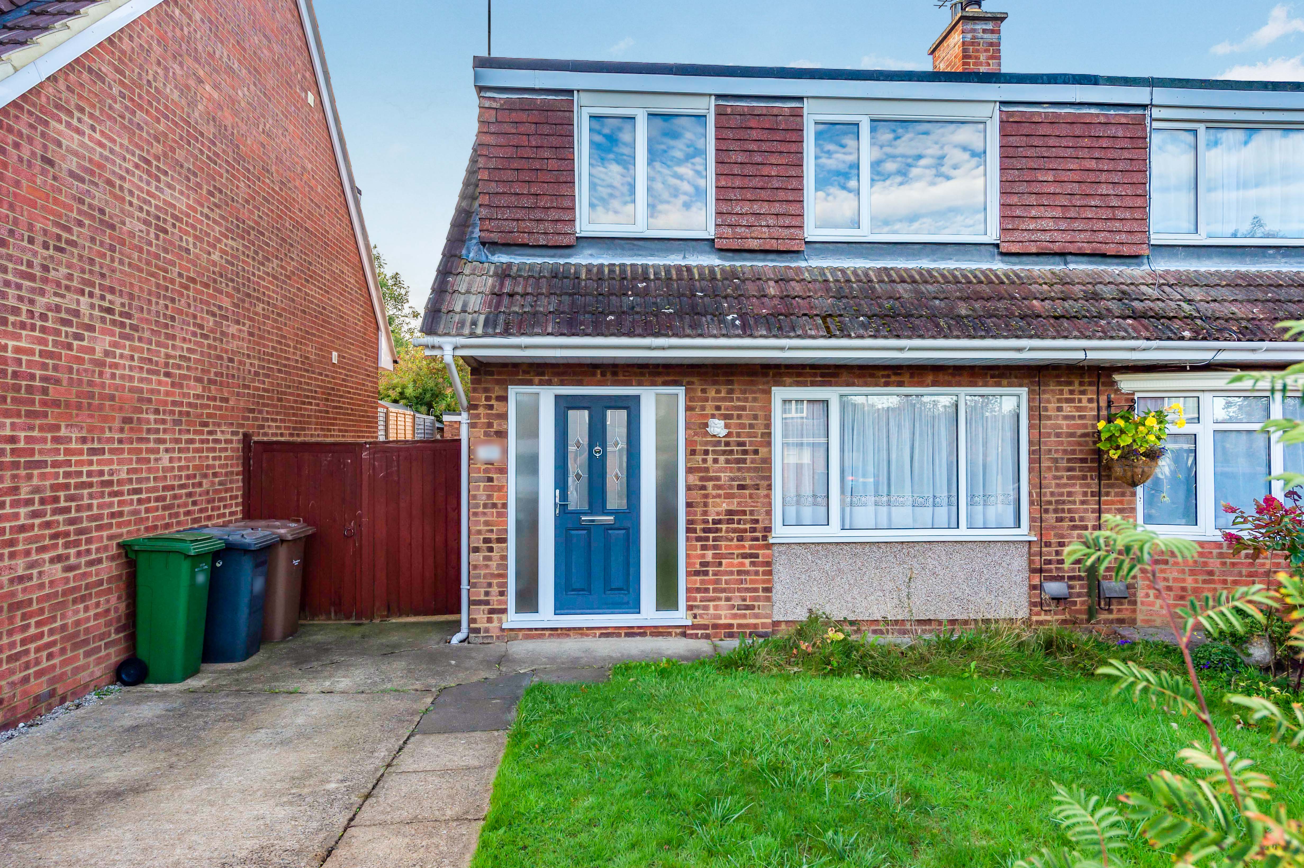 3 bedroom semidetached house for sale in Turnpike Drive, Luton, LU3 3RE