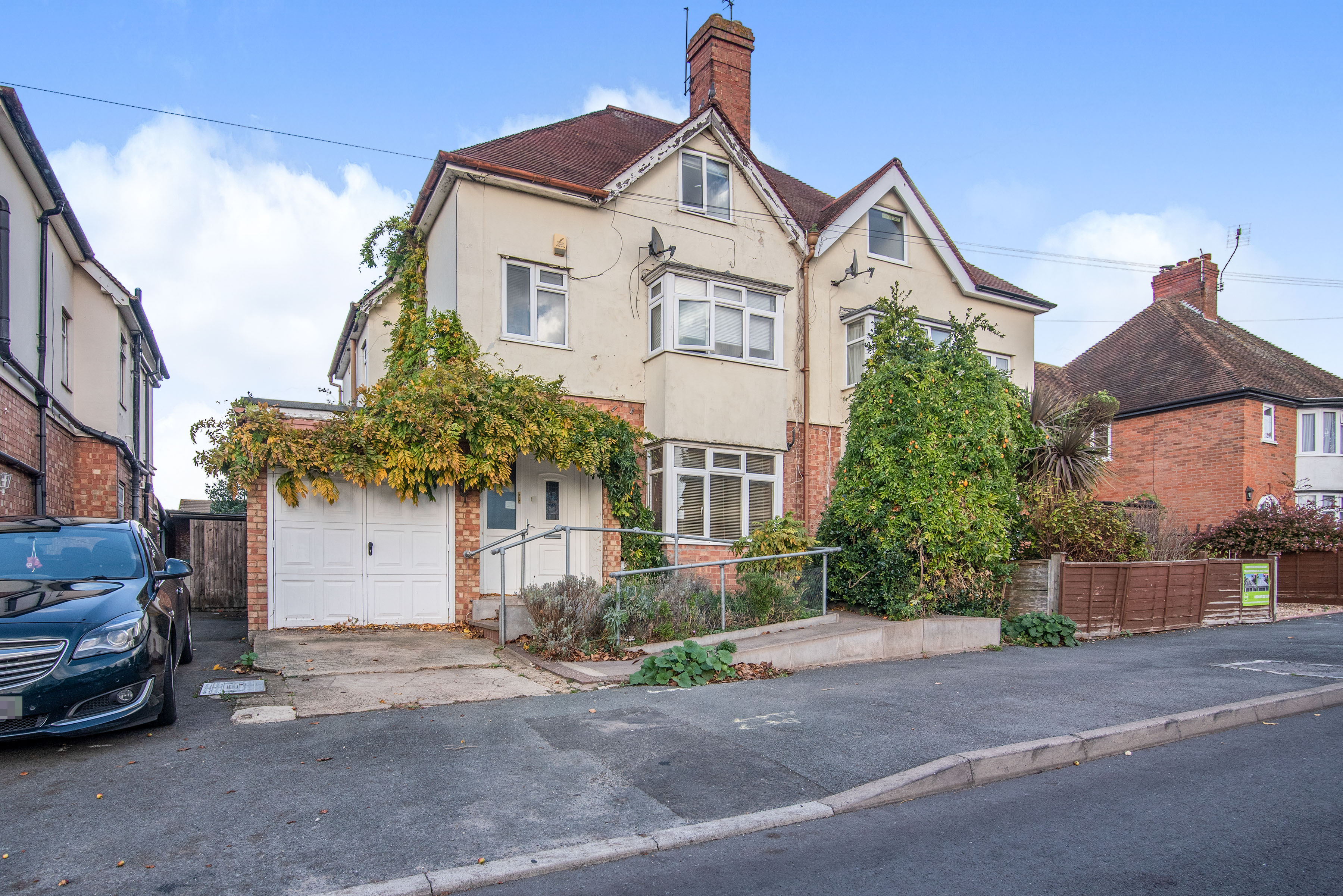 4 bedroom semidetached house for sale in Leicester Grove, Evesham