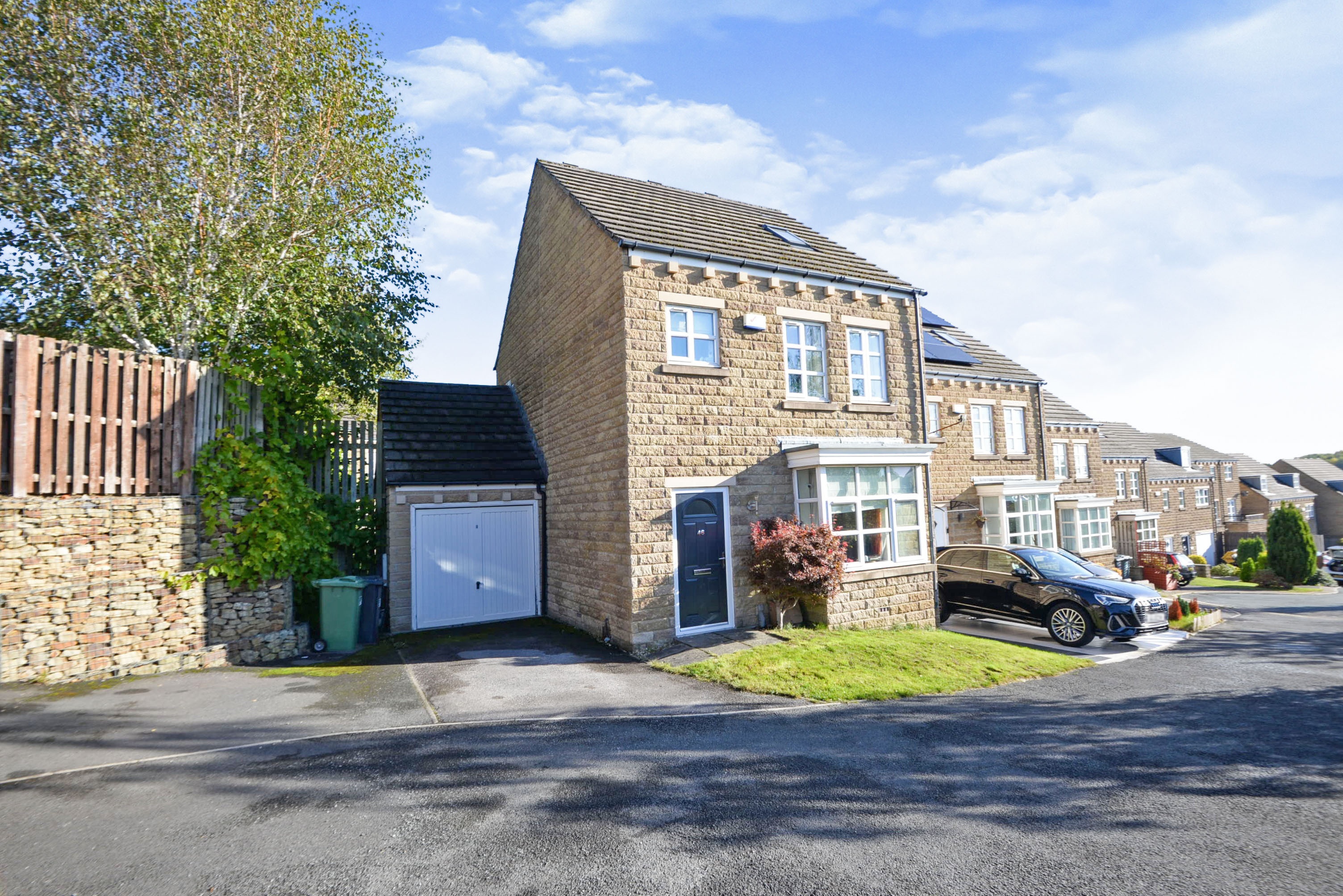 4 bedroom detached house for sale in Long Hill Road, Huddersfield, HD2 1PJ