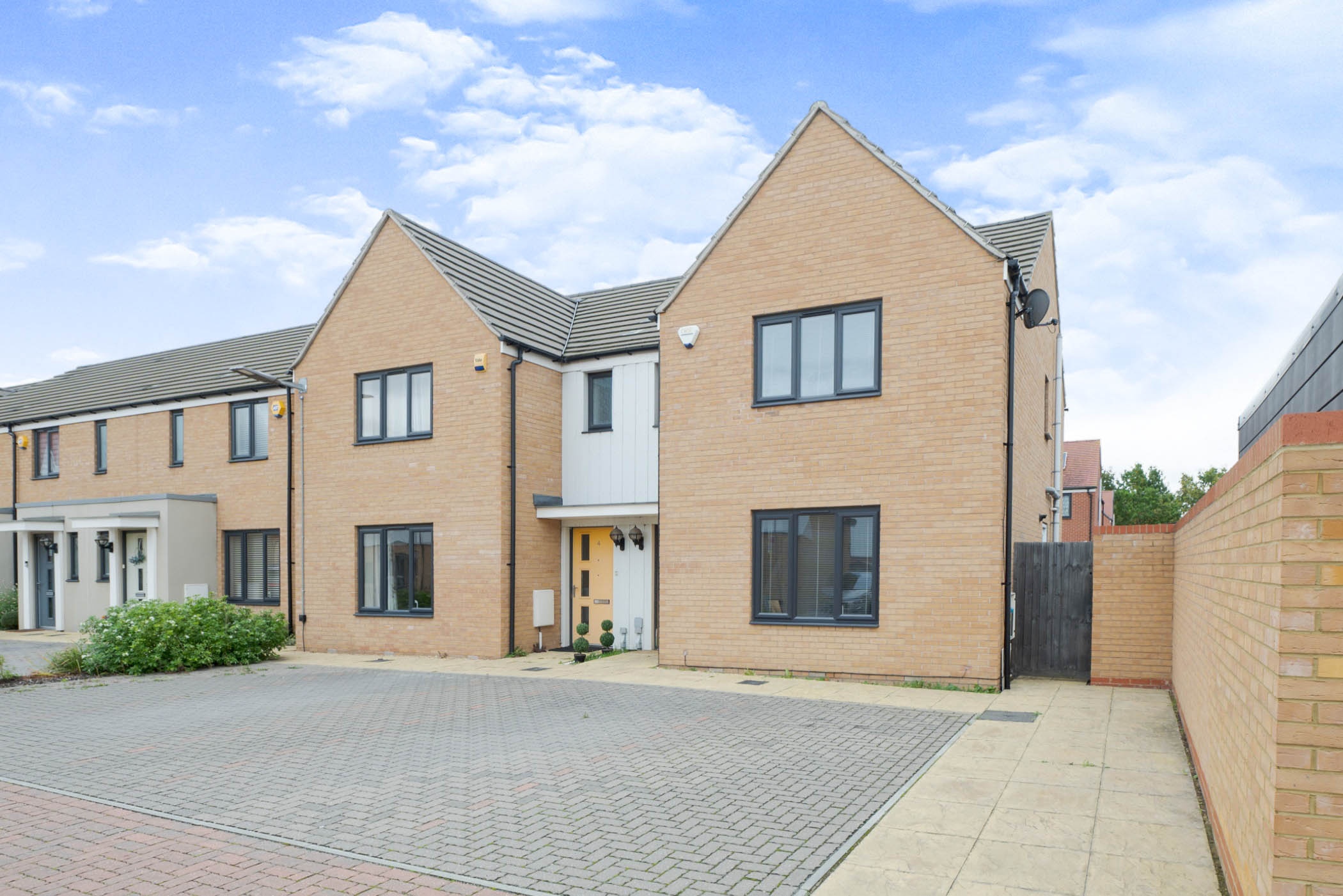 3 bedroom semidetached house for sale in Falcon Avenue, South Ockendon