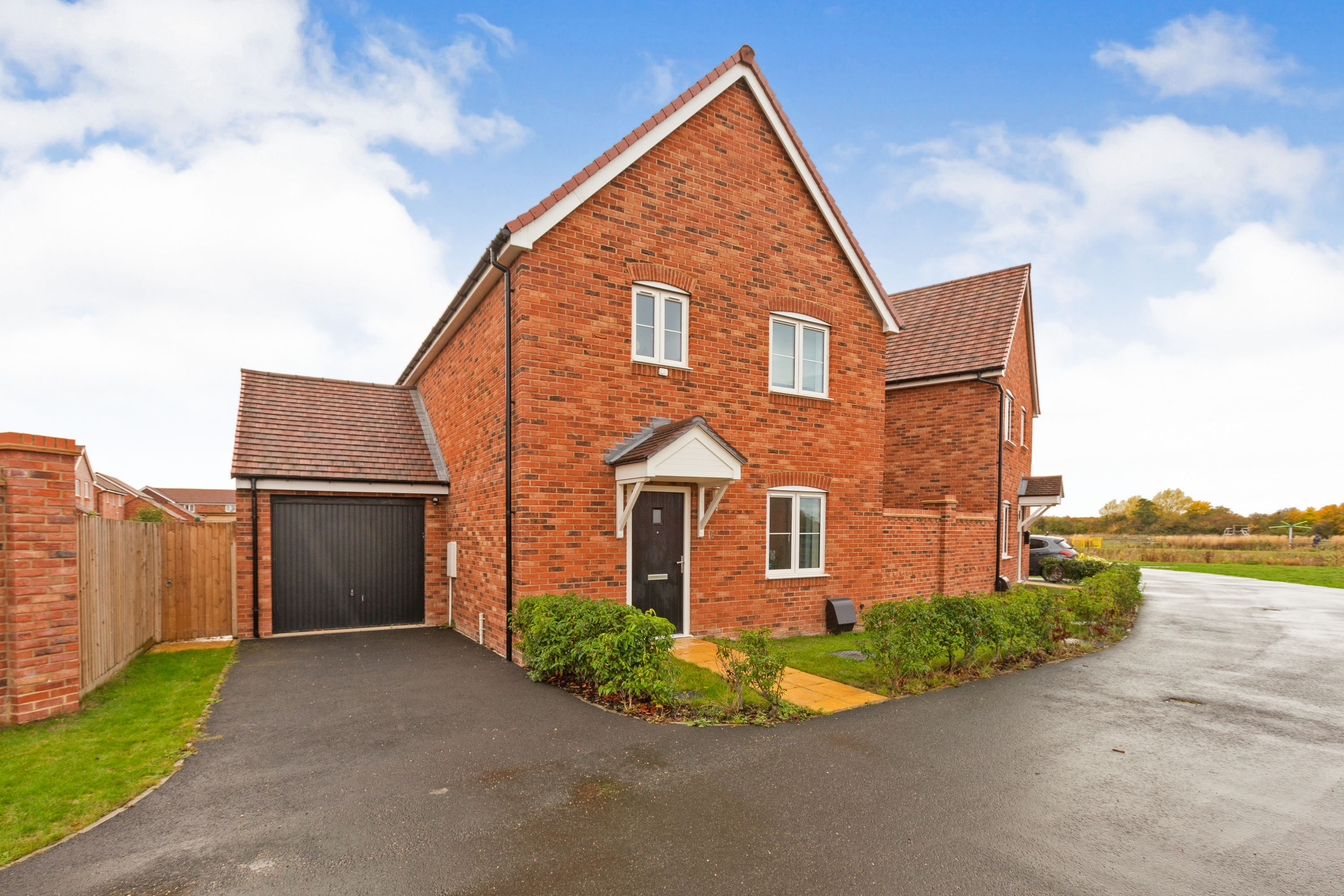 3 bedroom detached house for sale in Way, Grove, OX12 7FG