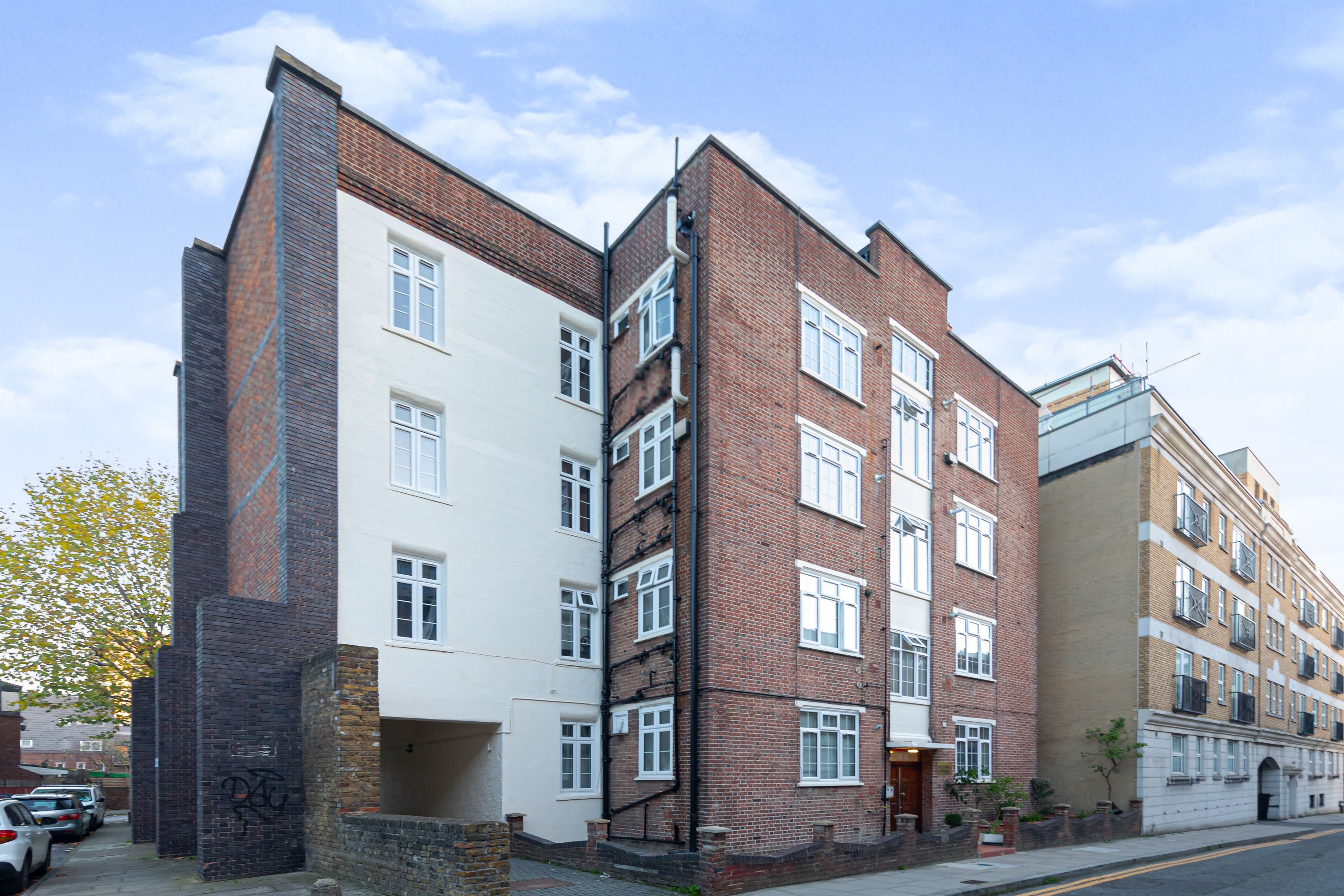 2 bedroom flat for sale in Cartwright Street, London, E1 8LZ