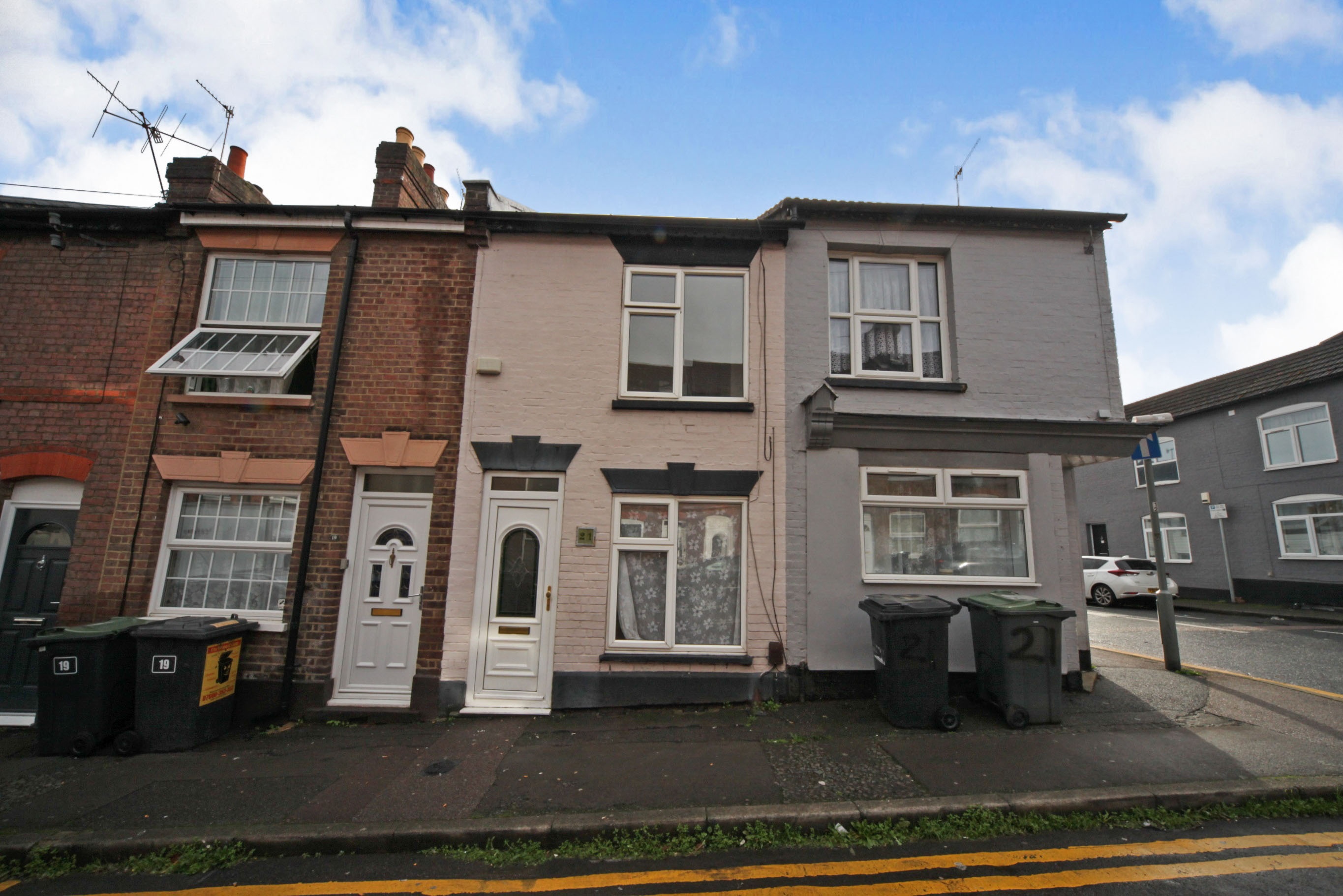 2 bedroom terraced house for sale in Tavistock Street, Luton, LU1 3UR