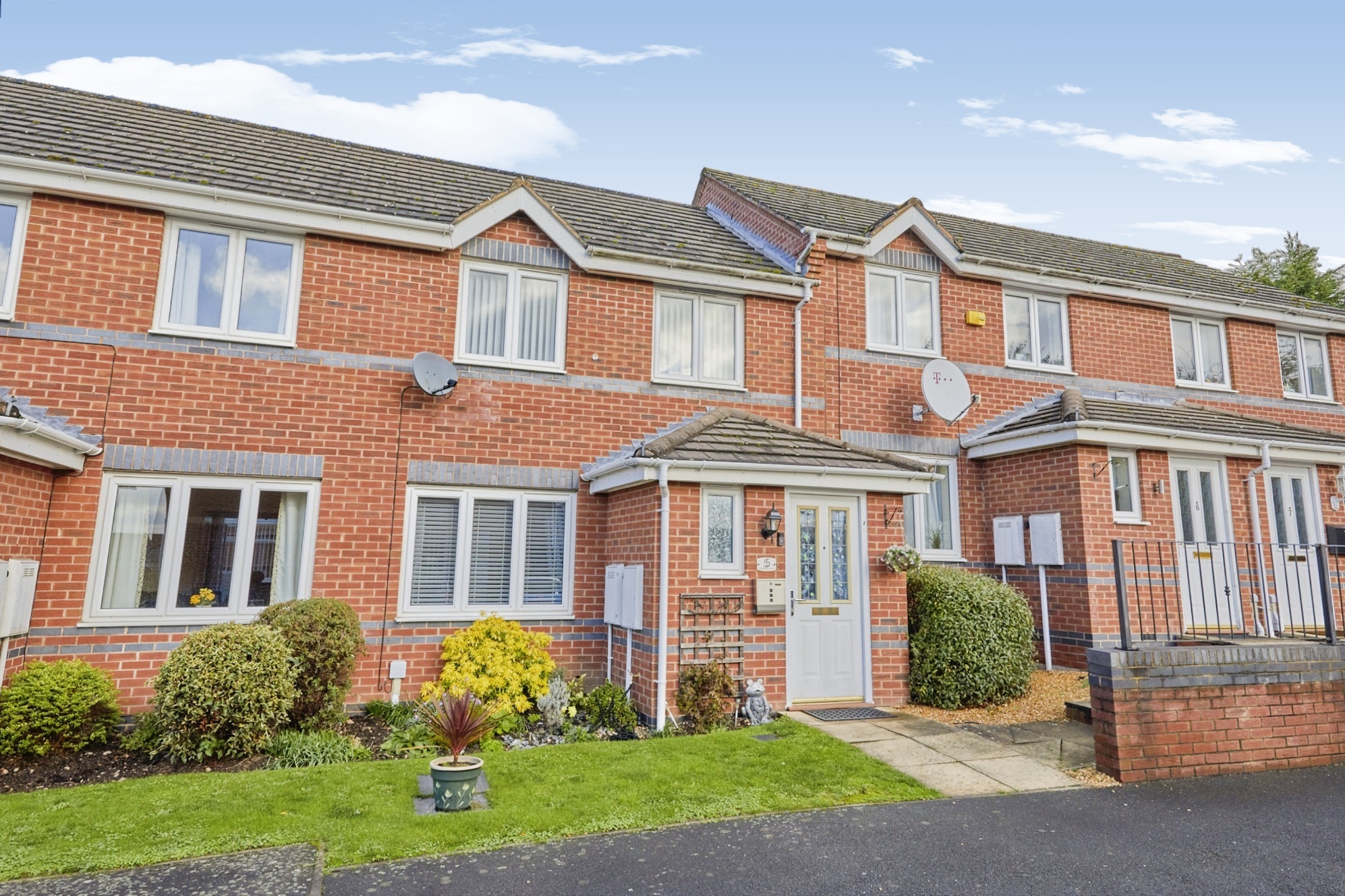 2 bedroom terraced house for sale in Sandringham Close, Swadlincote