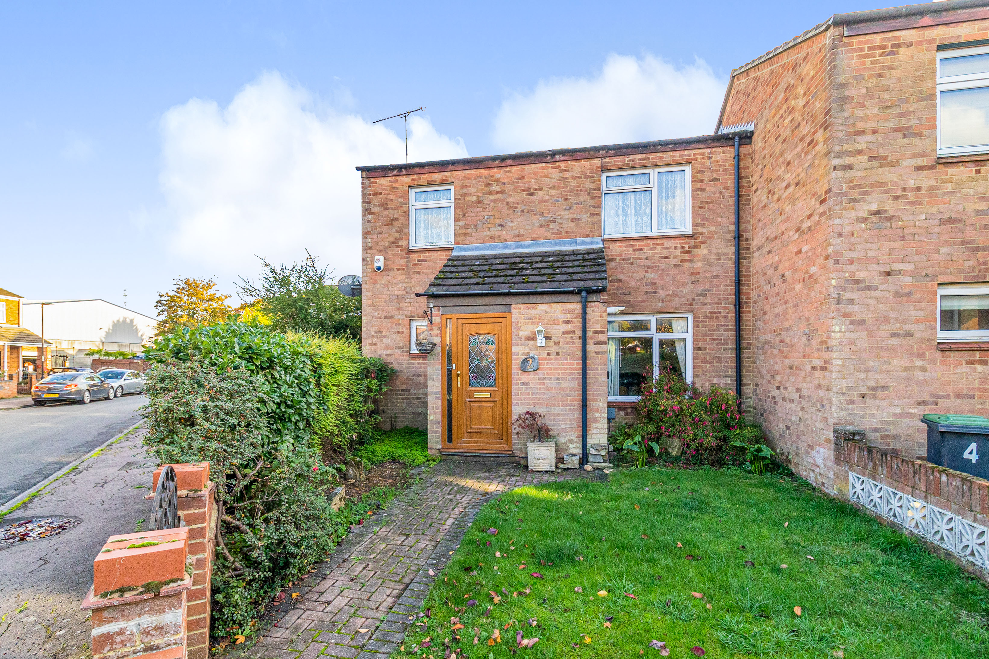 3 bedroom end of terrace house for sale in Rendlesham Walk, Bedford