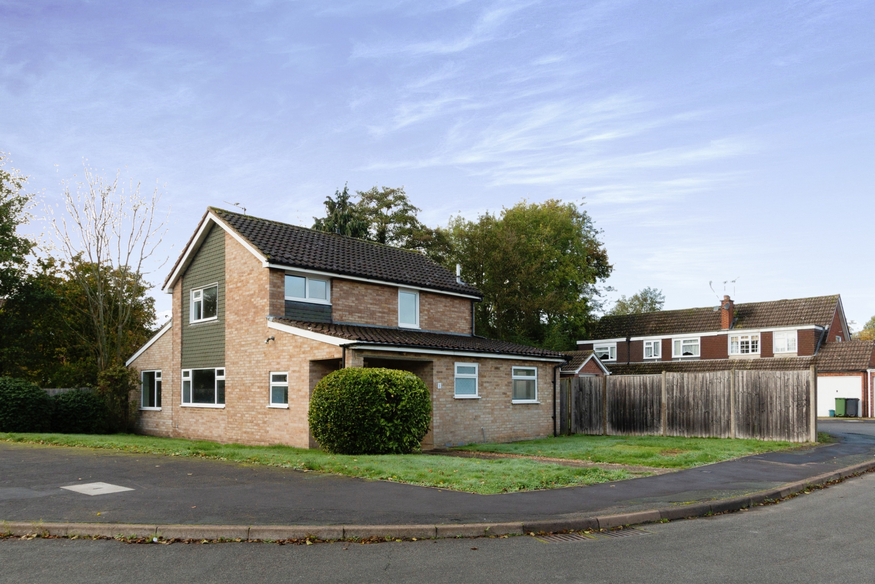 3 bedroom detached house for sale in Chewter Close, Bagshot, GU19 5ND