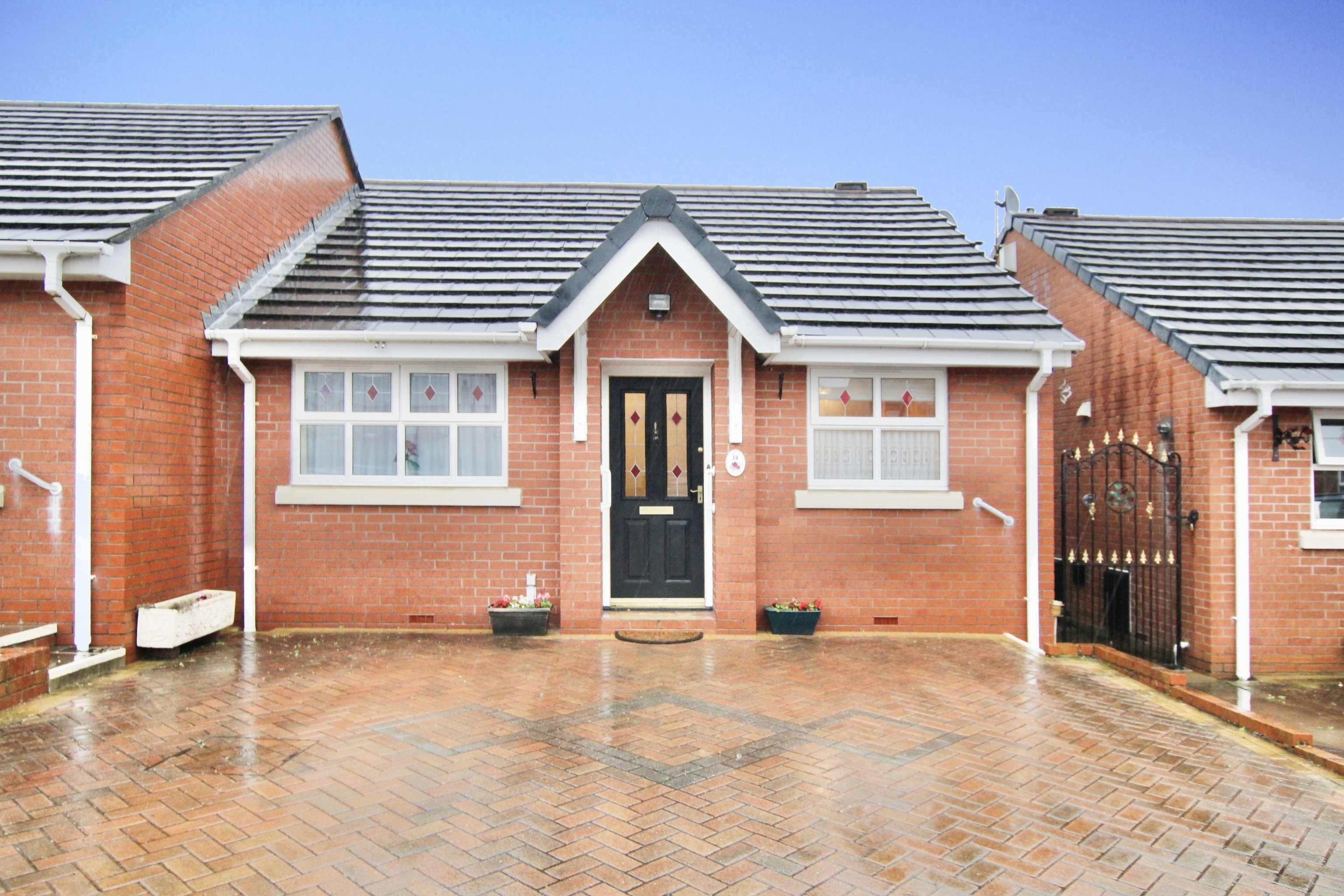 2 bedroom semidetached bungalow for sale in Stowe Gardens, Leigh, WN7 1HX