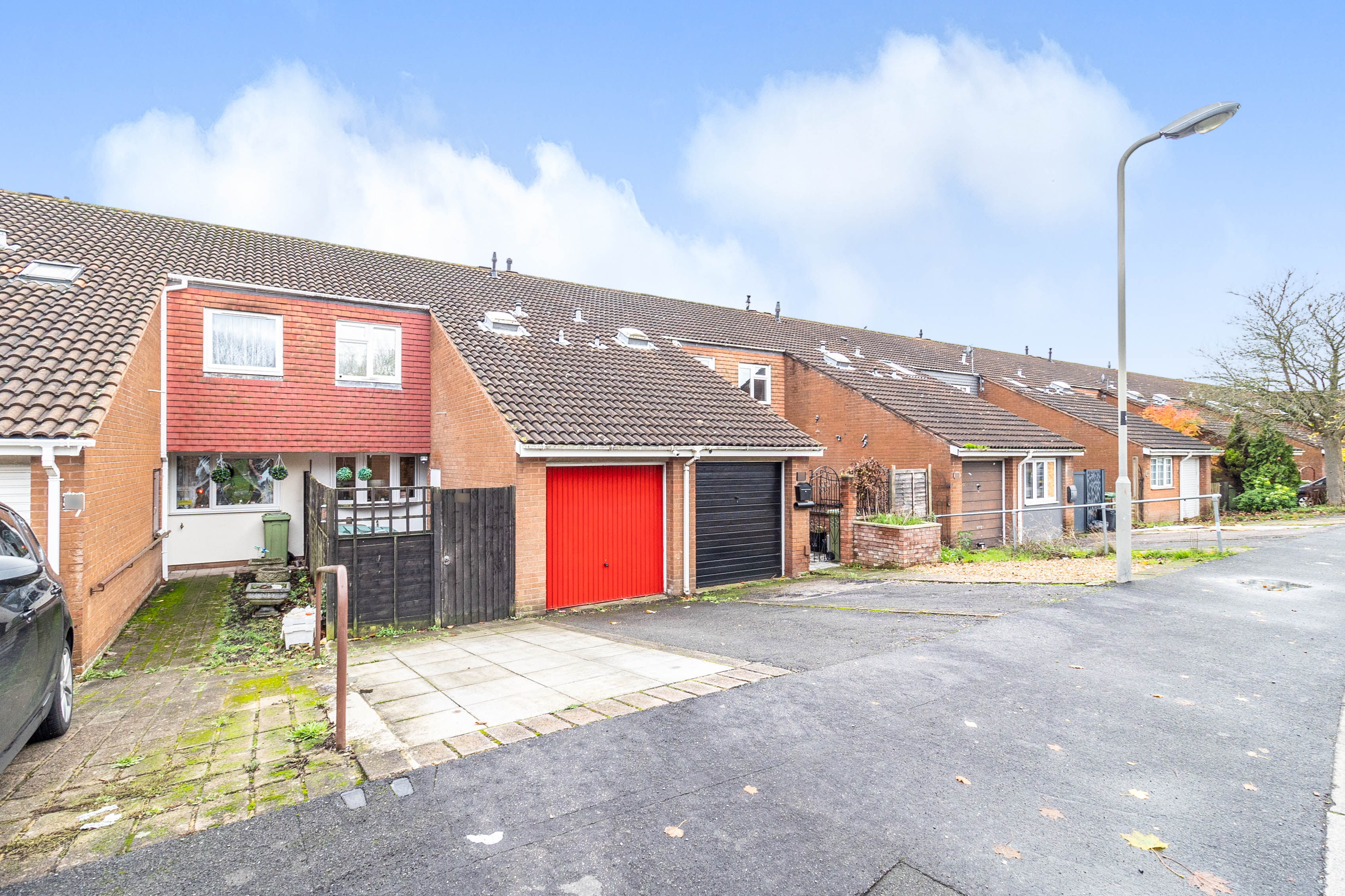 3 bedroom terraced house for sale in Walshs Manor, Milton Keynes, MK14 6BX