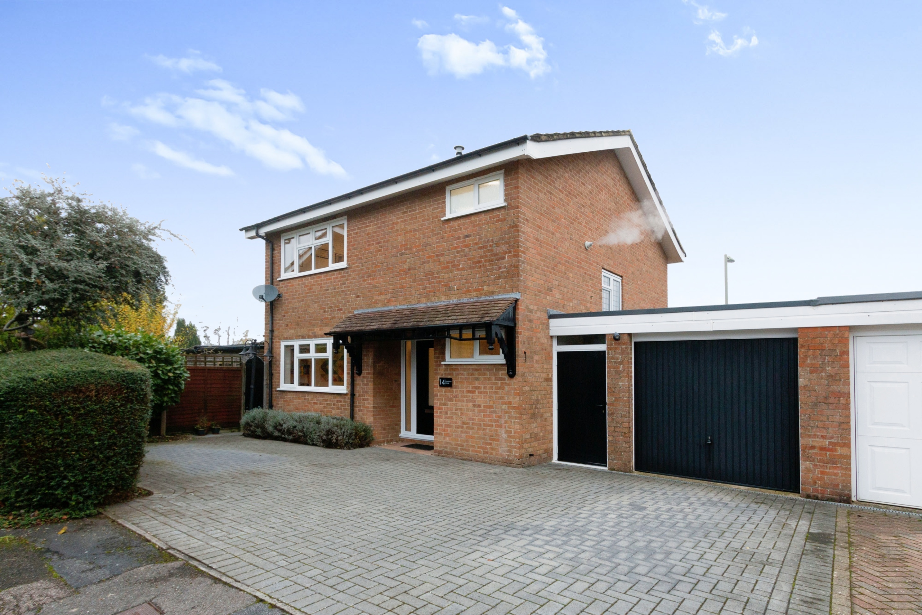 4 bedroom detached house for sale in Foxglove Close, Basingstoke, RG22 5NR