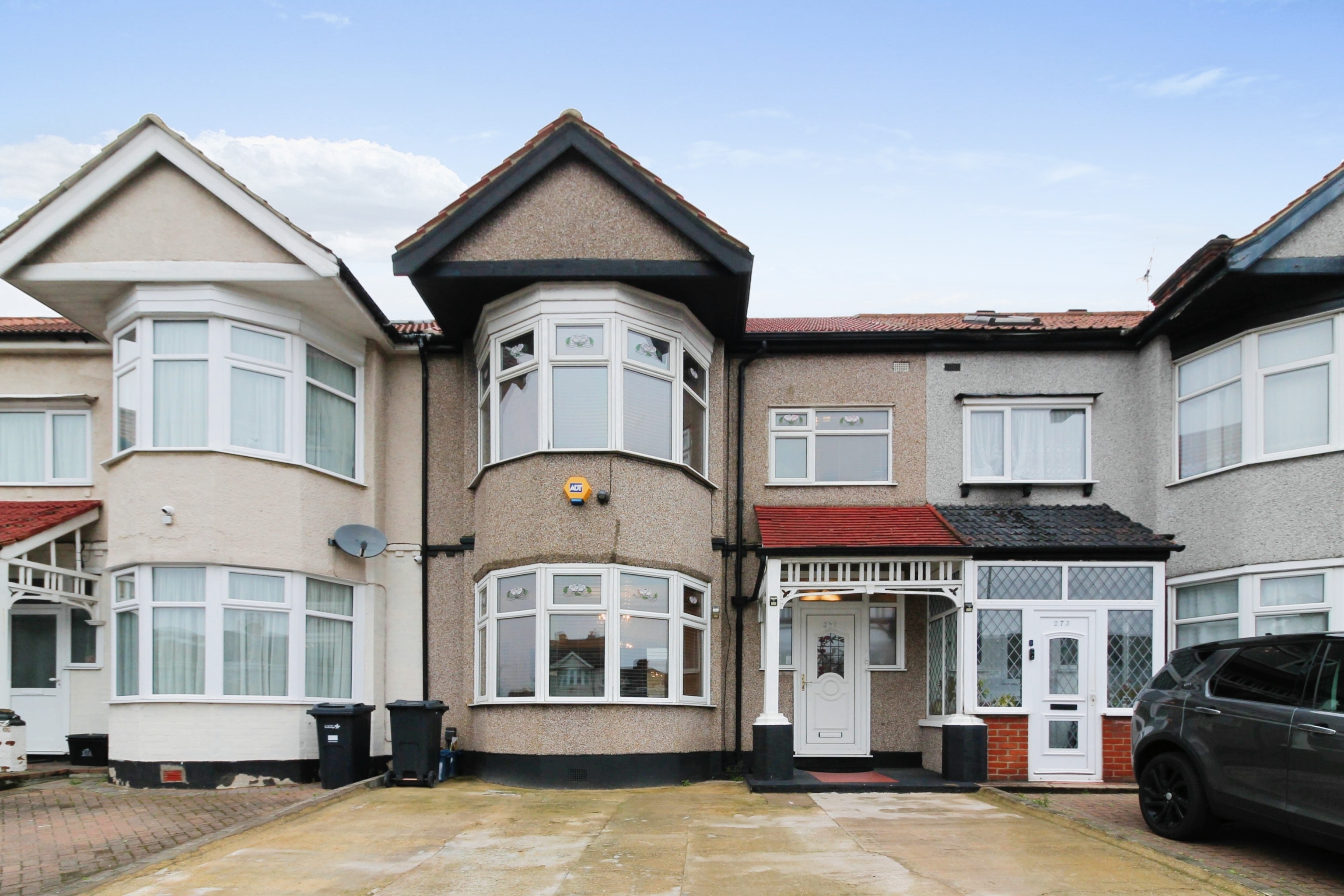 3 bedroom terraced house for sale in Eastern Avenue, Ilford, IG4 5AT