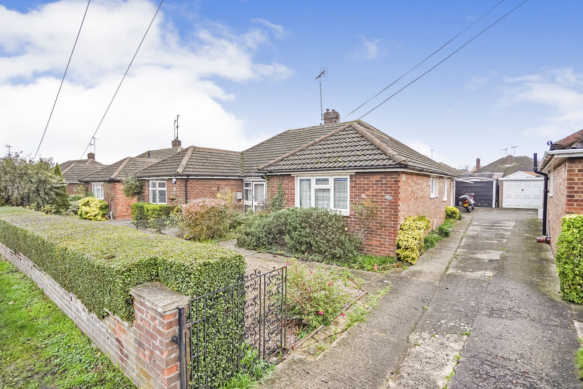 3 bedroom bungalow for sale in Brooklands Drive, Leighton Buzzard, LU7 3PD