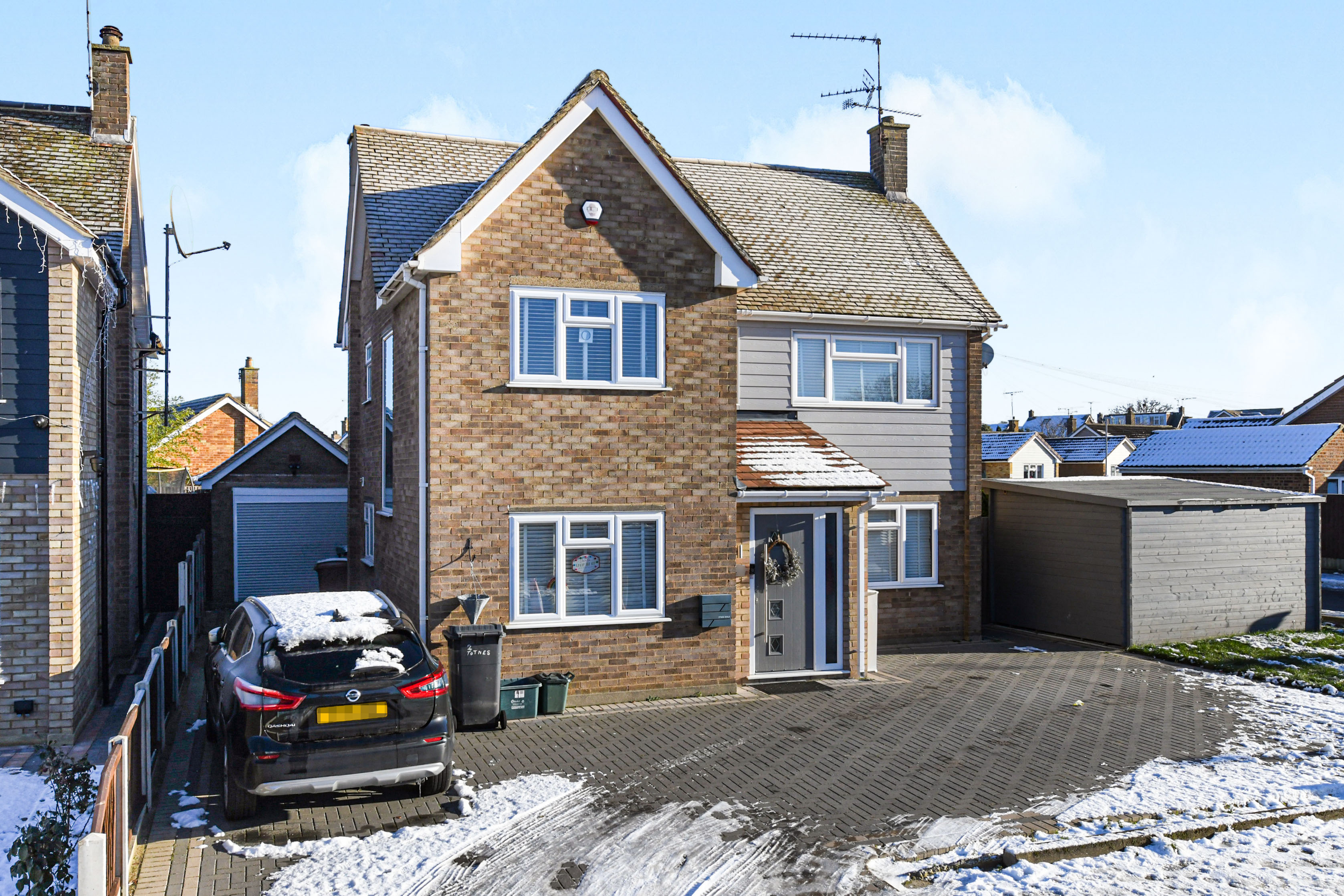 4 bedroom detached house for sale in Totnes Walk, Chelmsford, CM1 6LX