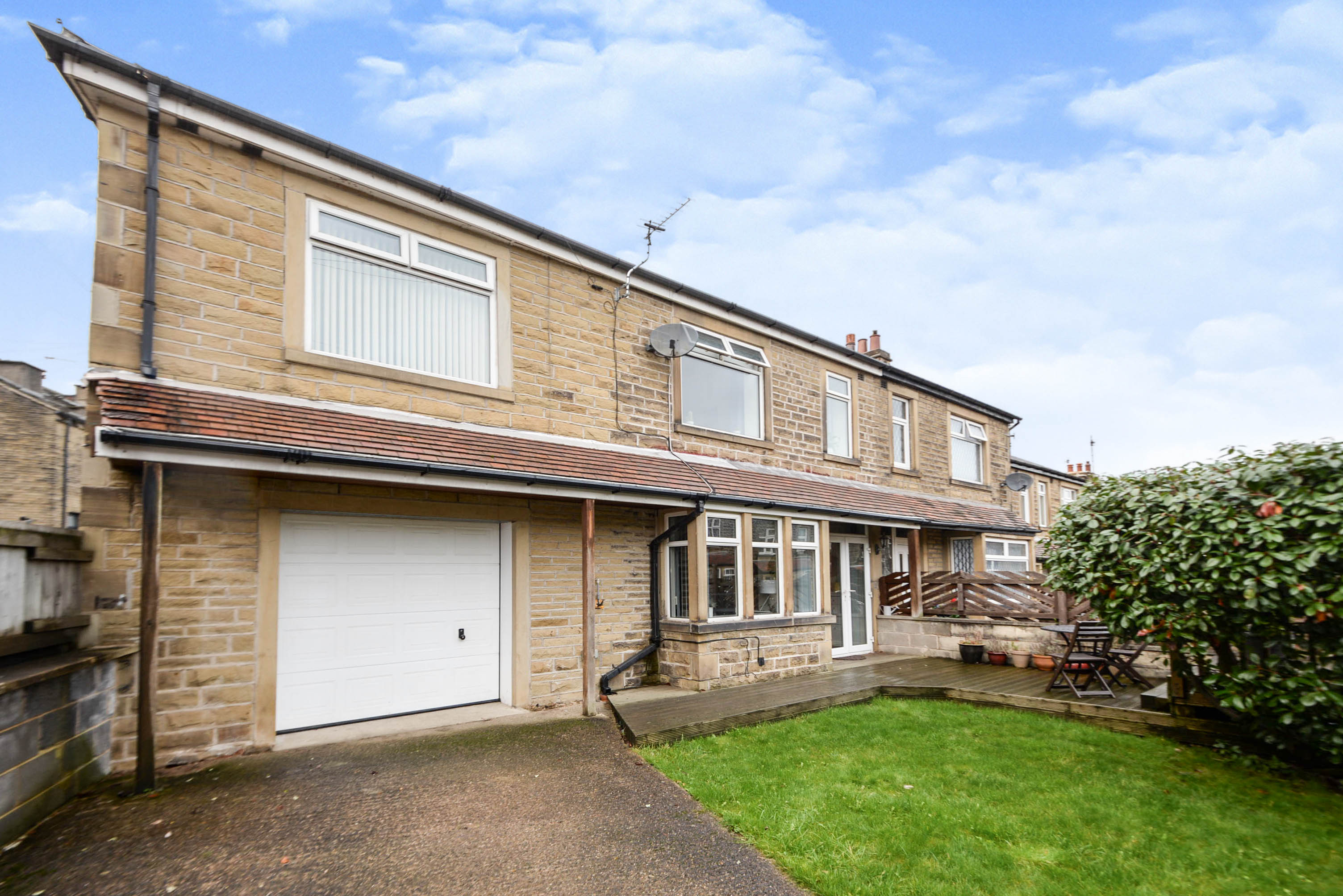 4 bedroom end of terrace house for sale in Norman Avenue, Elland, HX5 9BU