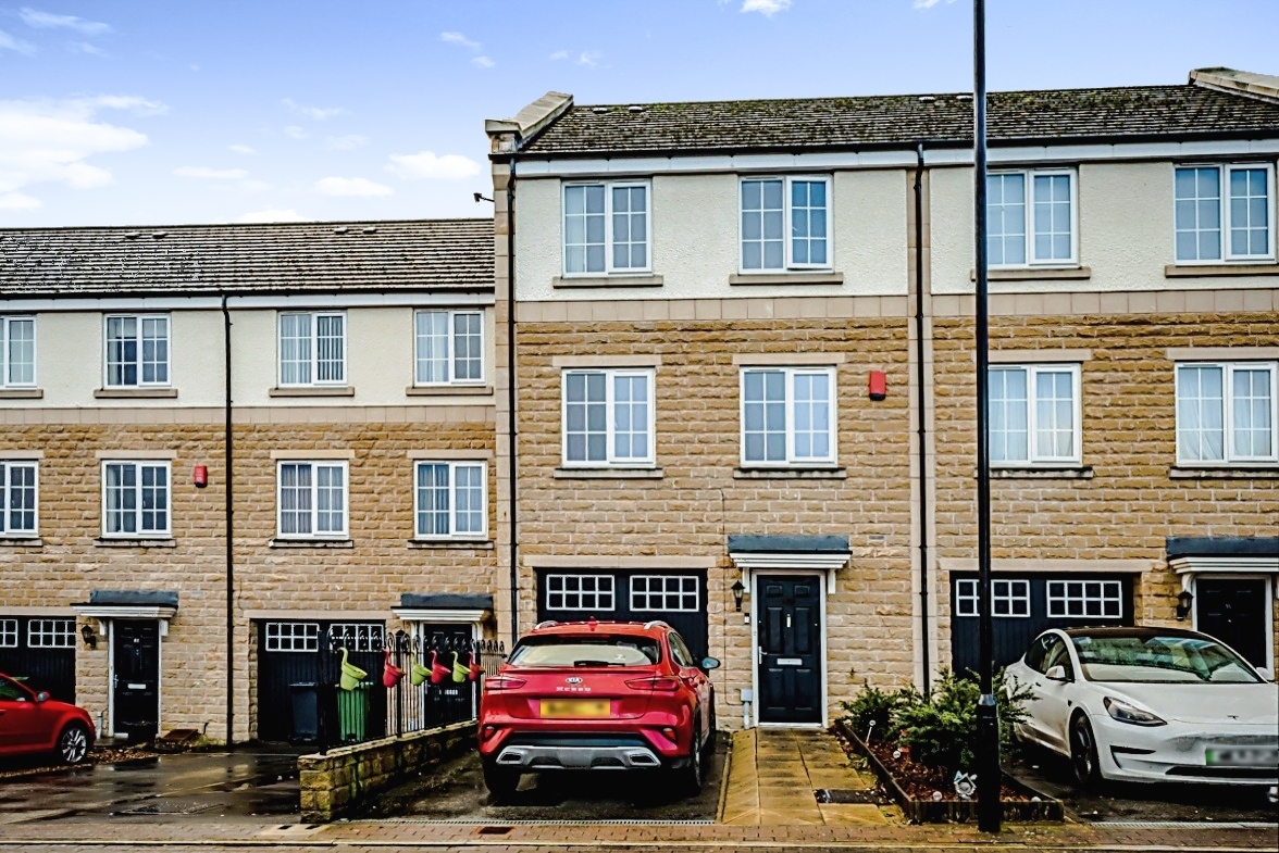 4 bedroom semidetached house for sale in Macaulay Road, Huddersfield
