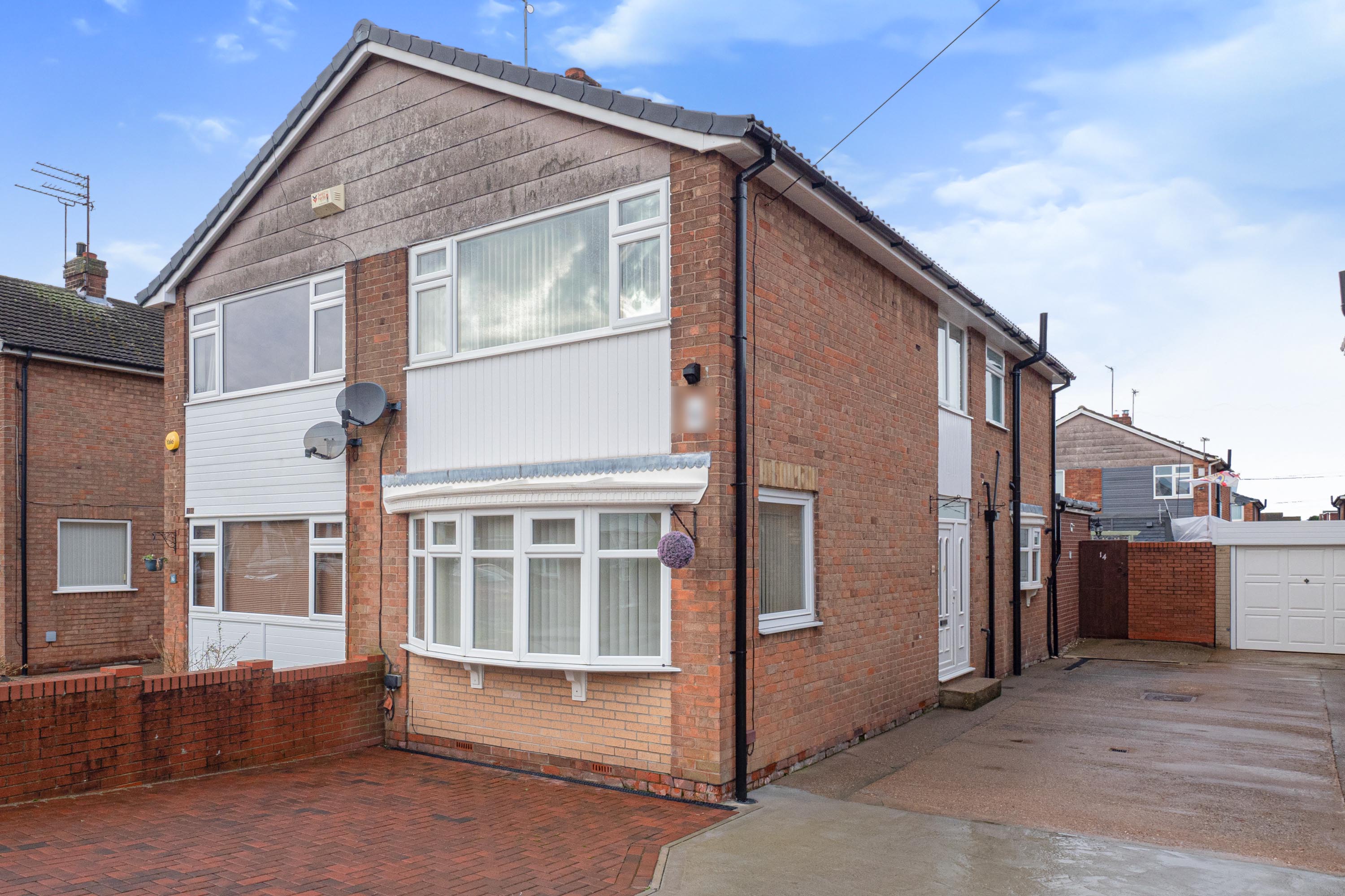 3 bedroom semidetached house for sale in Forbes Avenue, Hull, HU6 7AJ