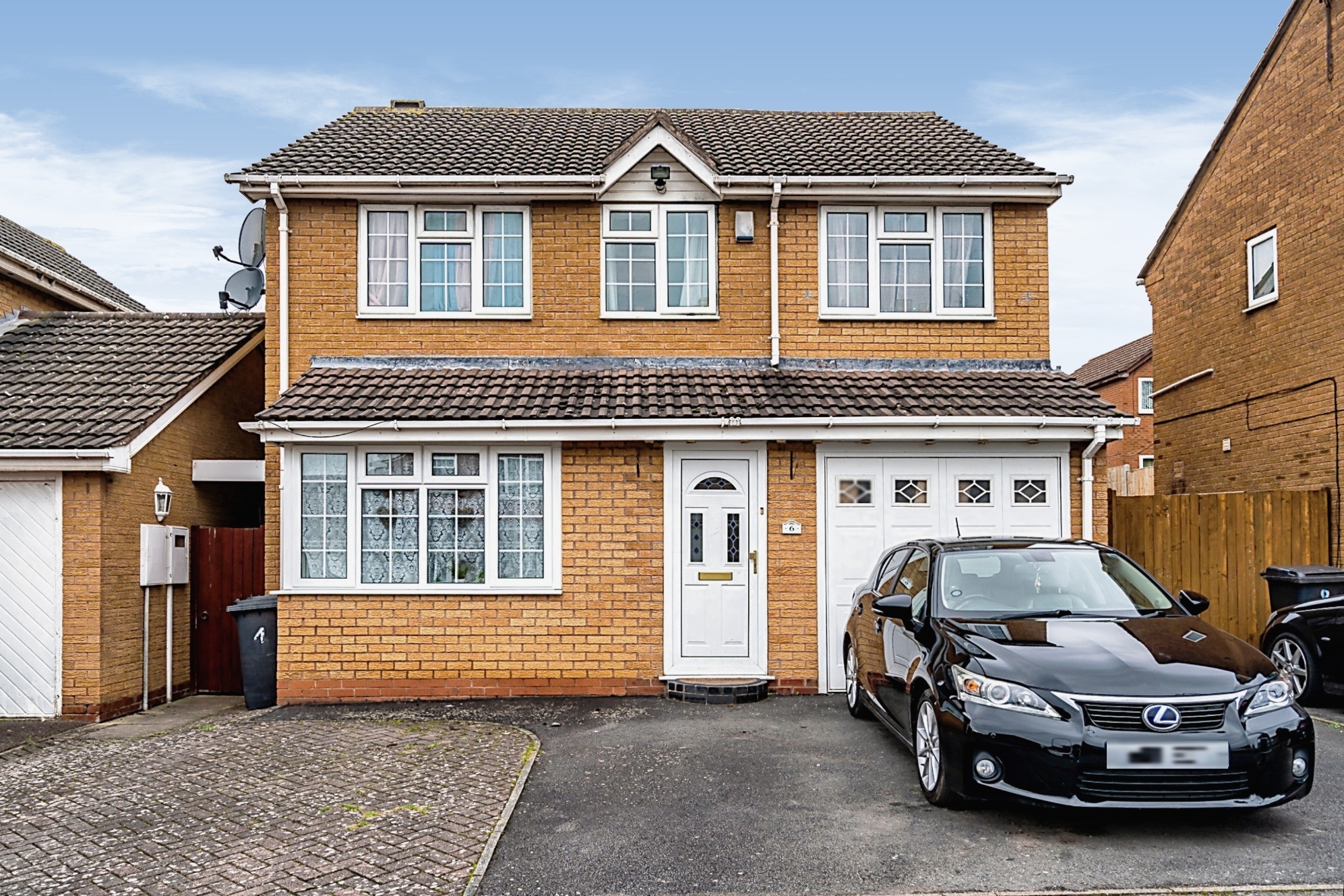 5 bedroom detached house for sale in Danbury Drive, Leicester, LE4 0NN