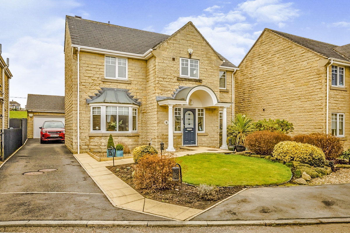4 bedroom detached house for sale in Holly Bank, Elland, HX5 0JT