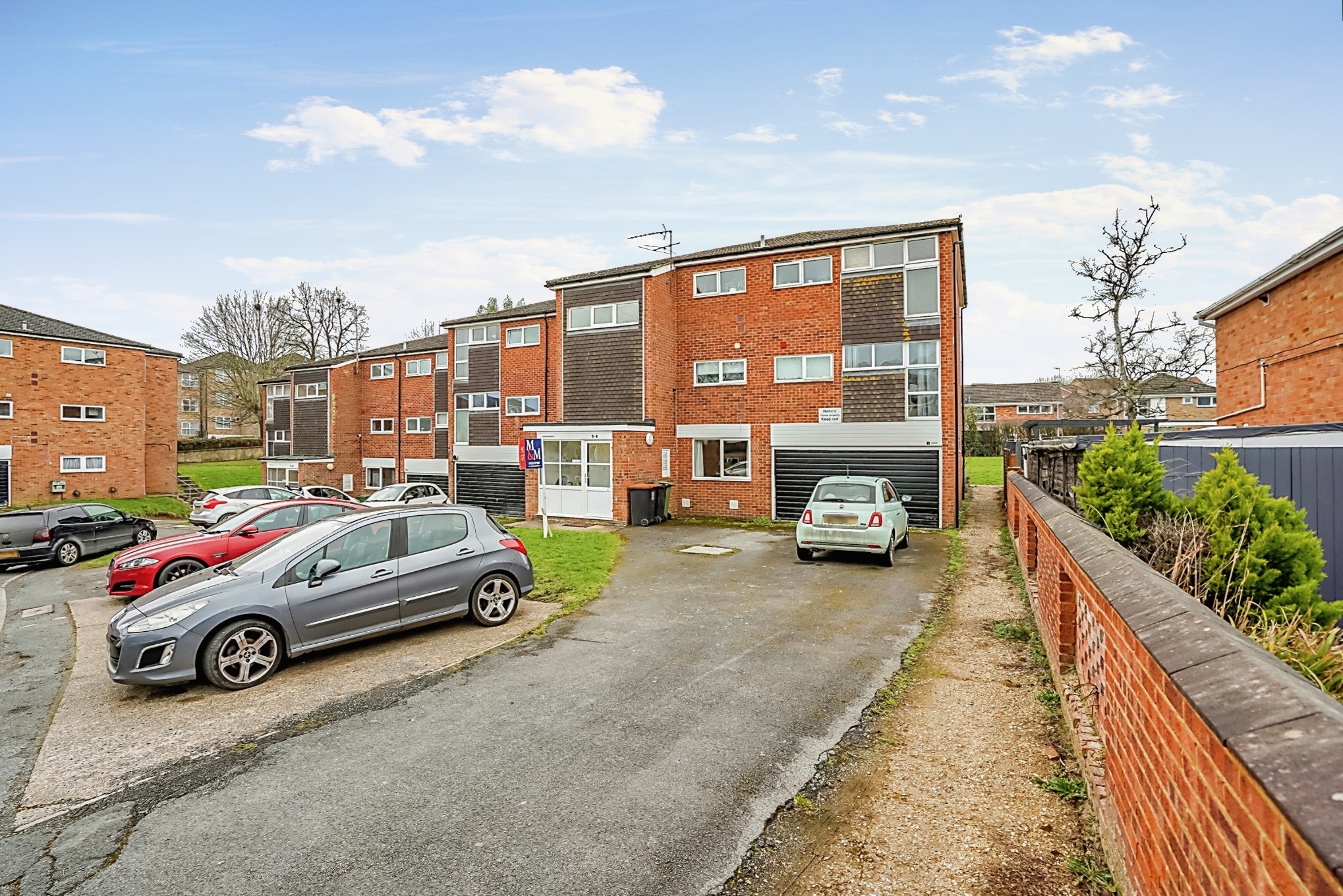2 bedroom flat for sale in Bideford Court, Leighton Buzzard, LU7 2TN